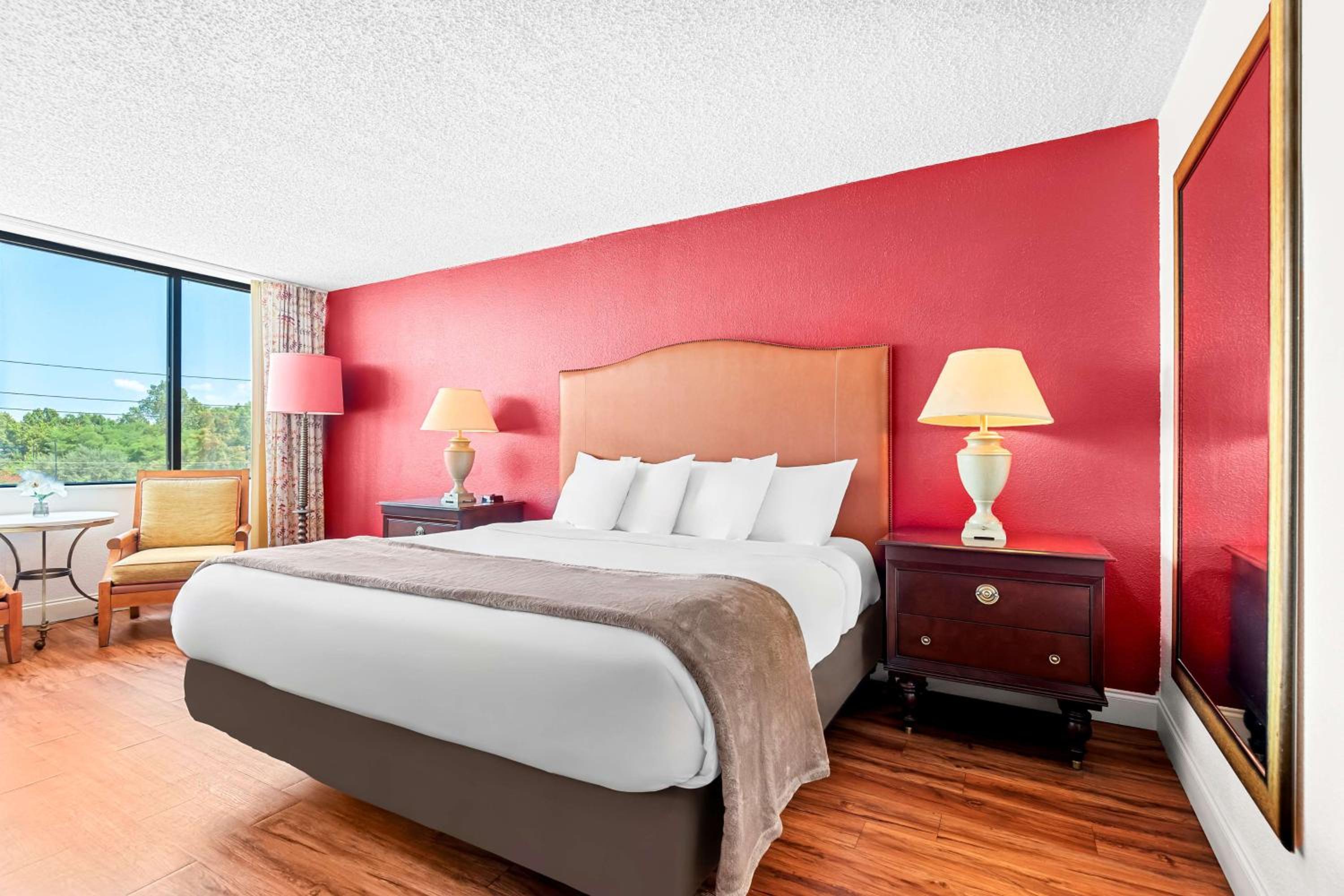 King Room with Pool View - Non-Smoking