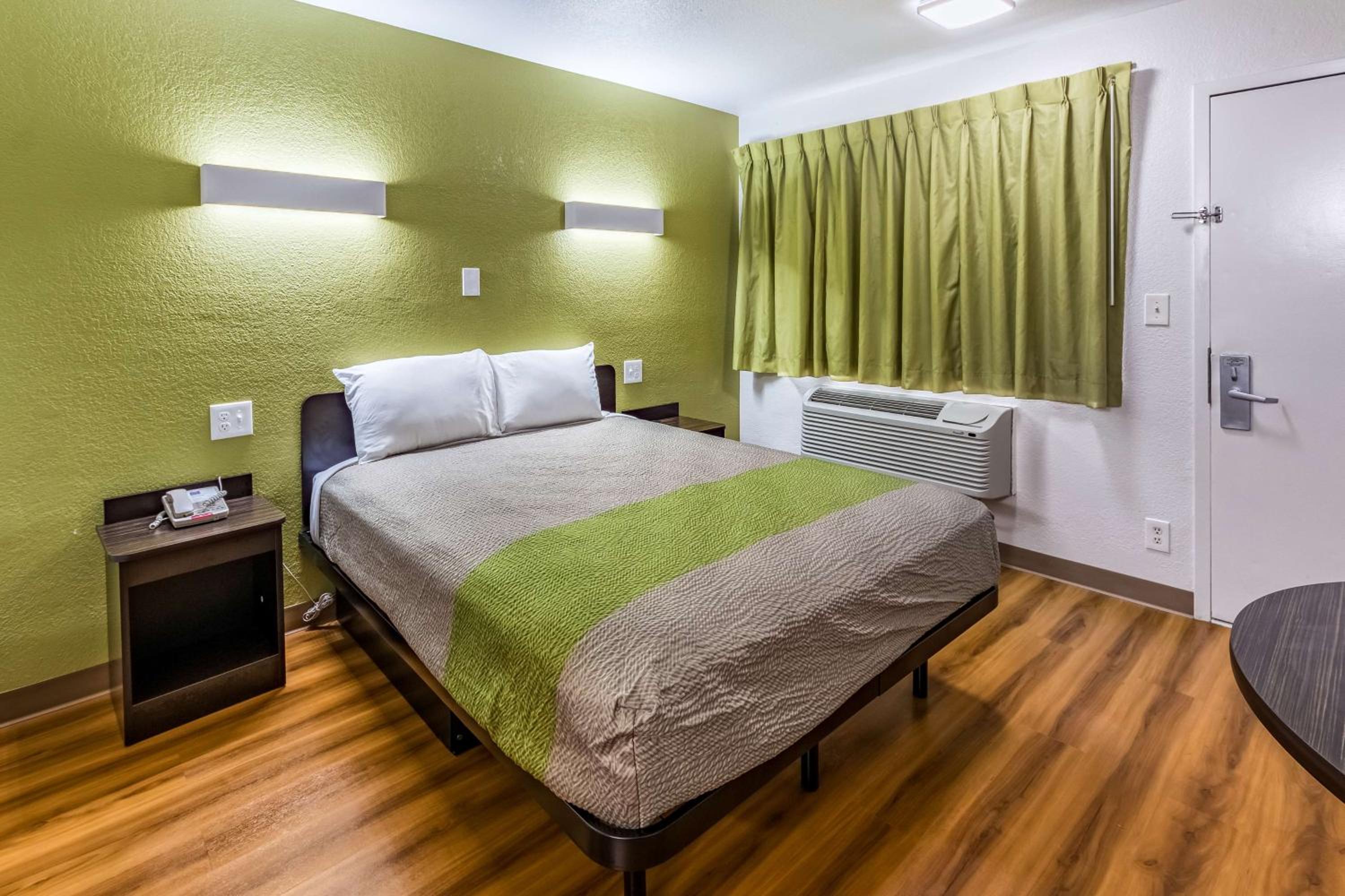 Queen Room - Disability Access - Roll in Shower