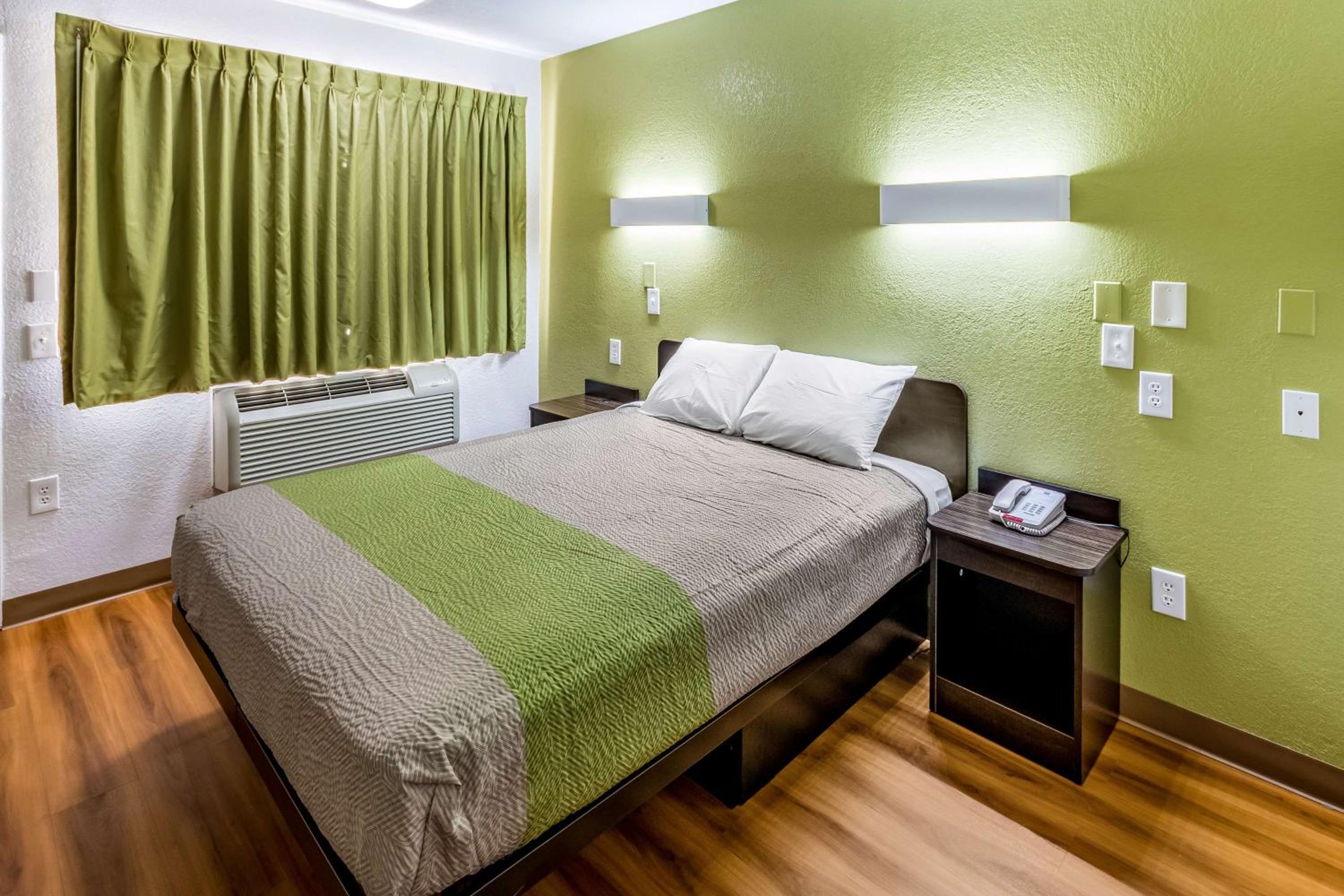 Queen Room - Disability Access - Roll in Shower