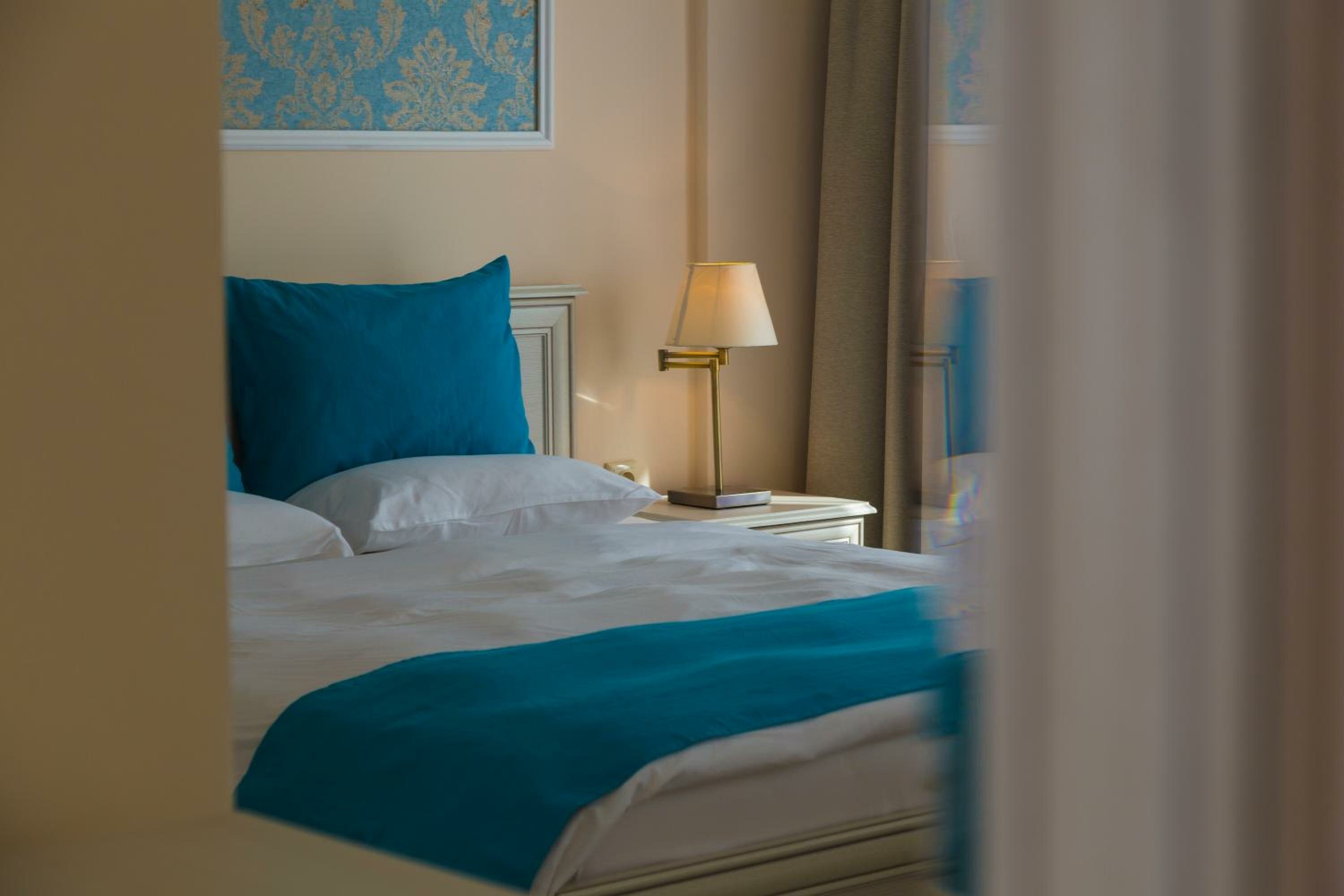 Junior Suite with Balcony and Park View 