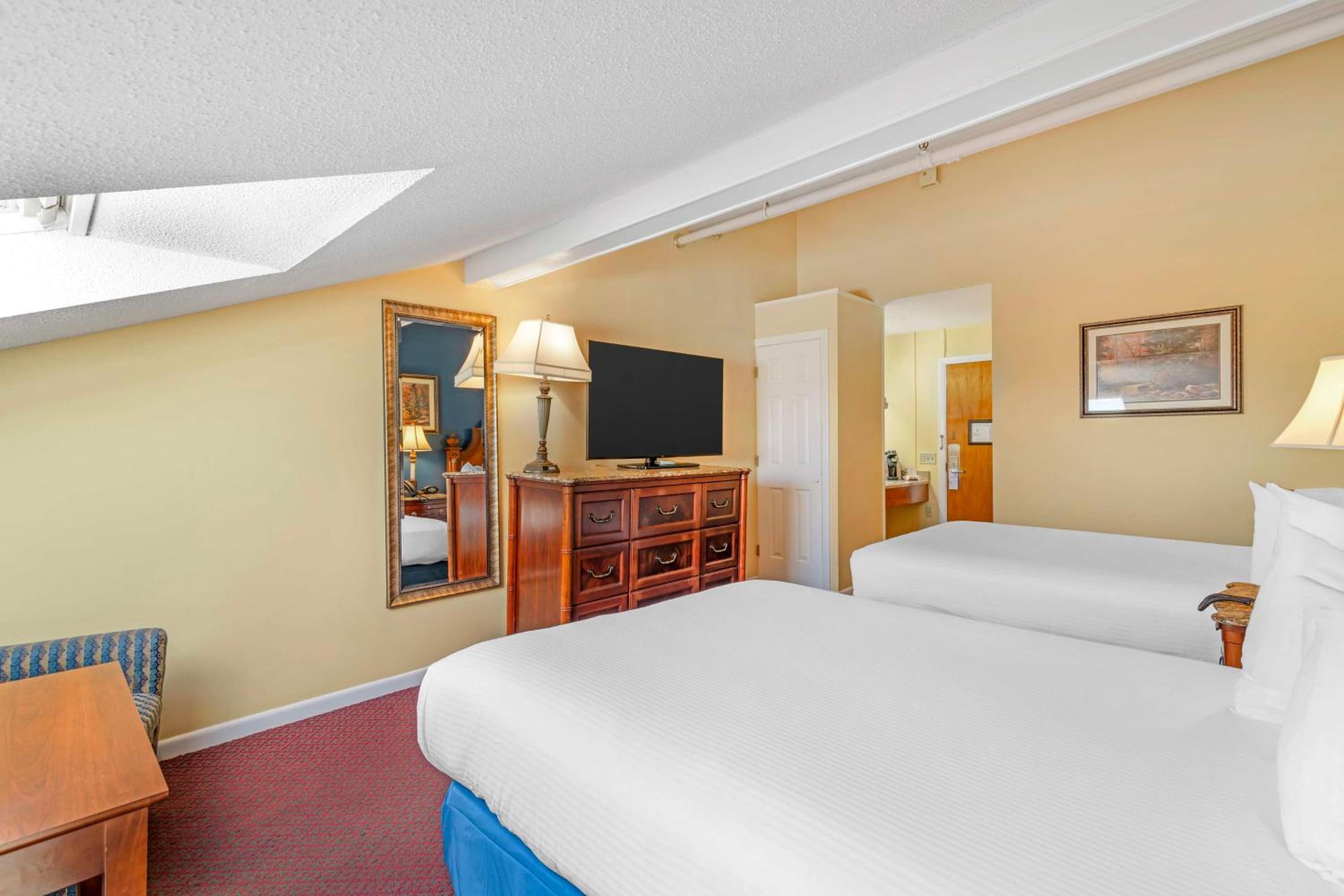 Executive Queen Suite with Two Queen Beds and Fireplace - Non-Smoking