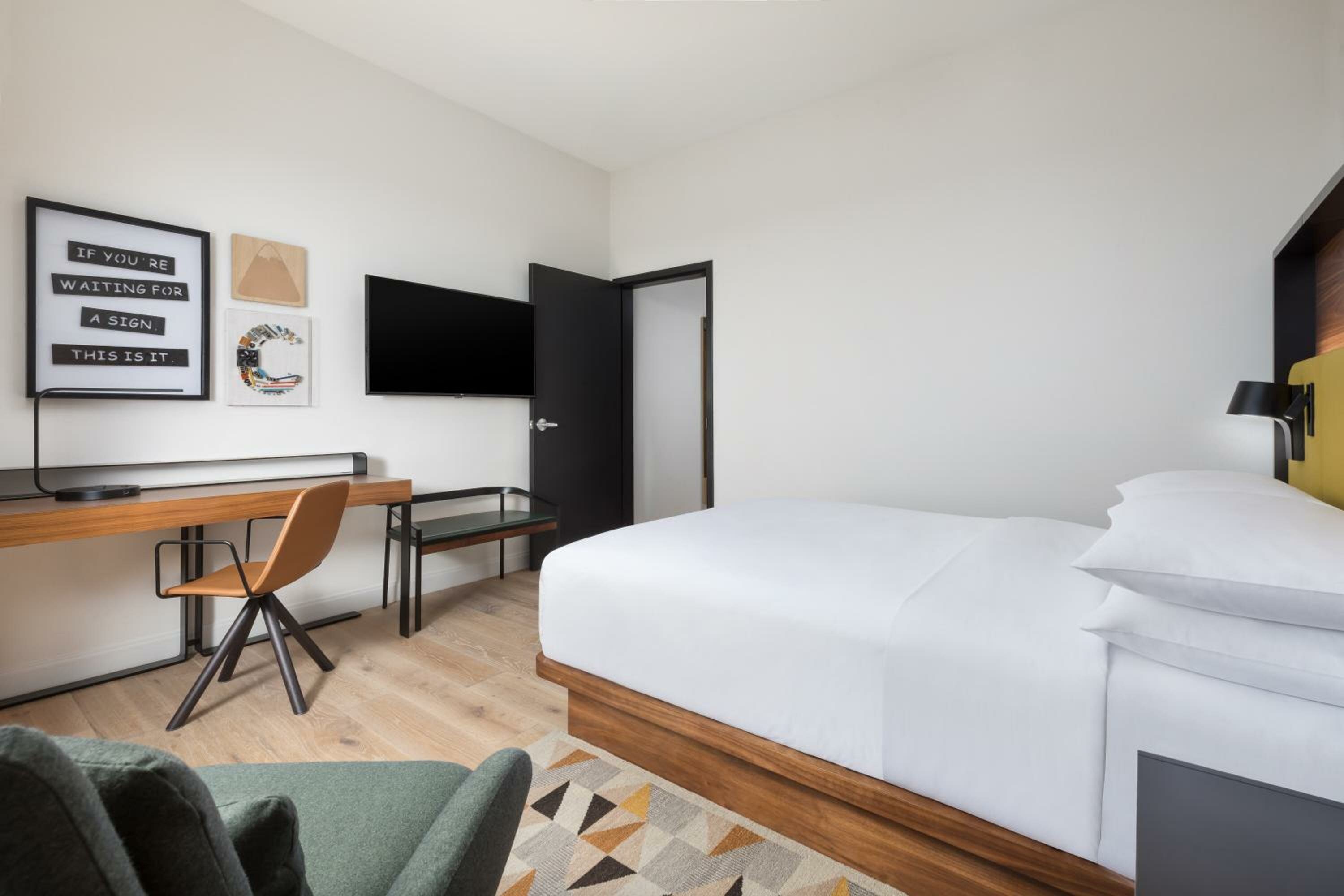One-Bedroom Queen Suite