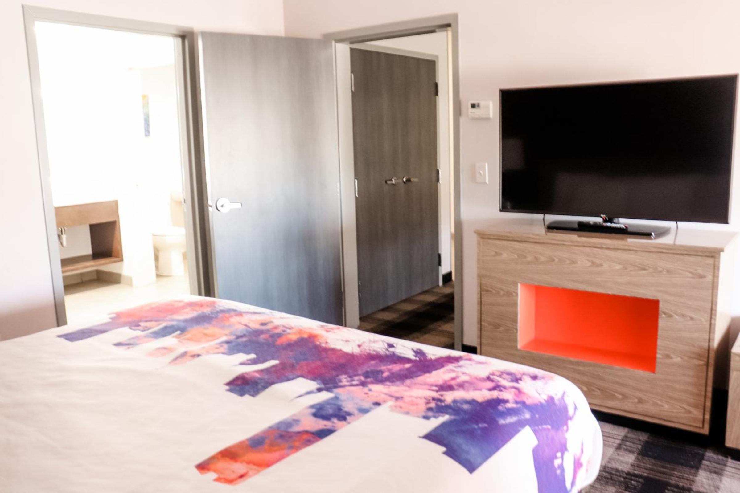 One-Bedroom King Suite - Non-Smoking