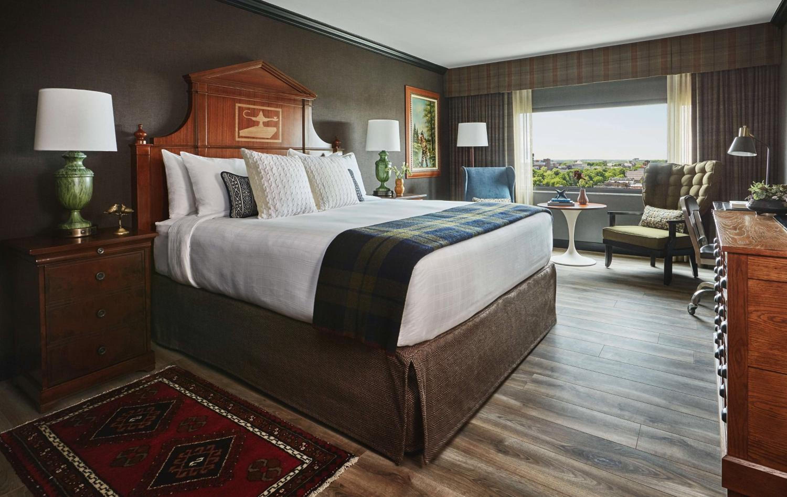 Grad King Room with Bath Tub and City View - Disability Access