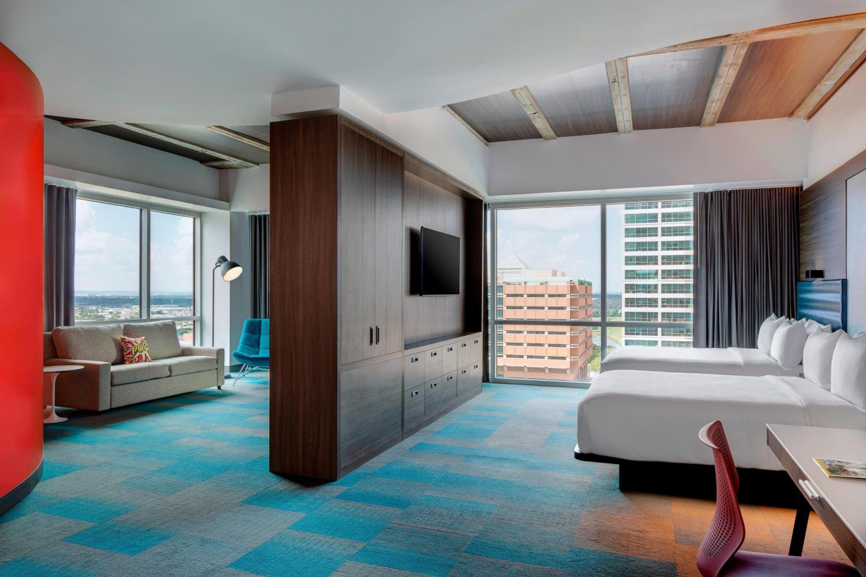 Ultra Savvy, Suite, 2 Queen, Sofa bed, Corner room