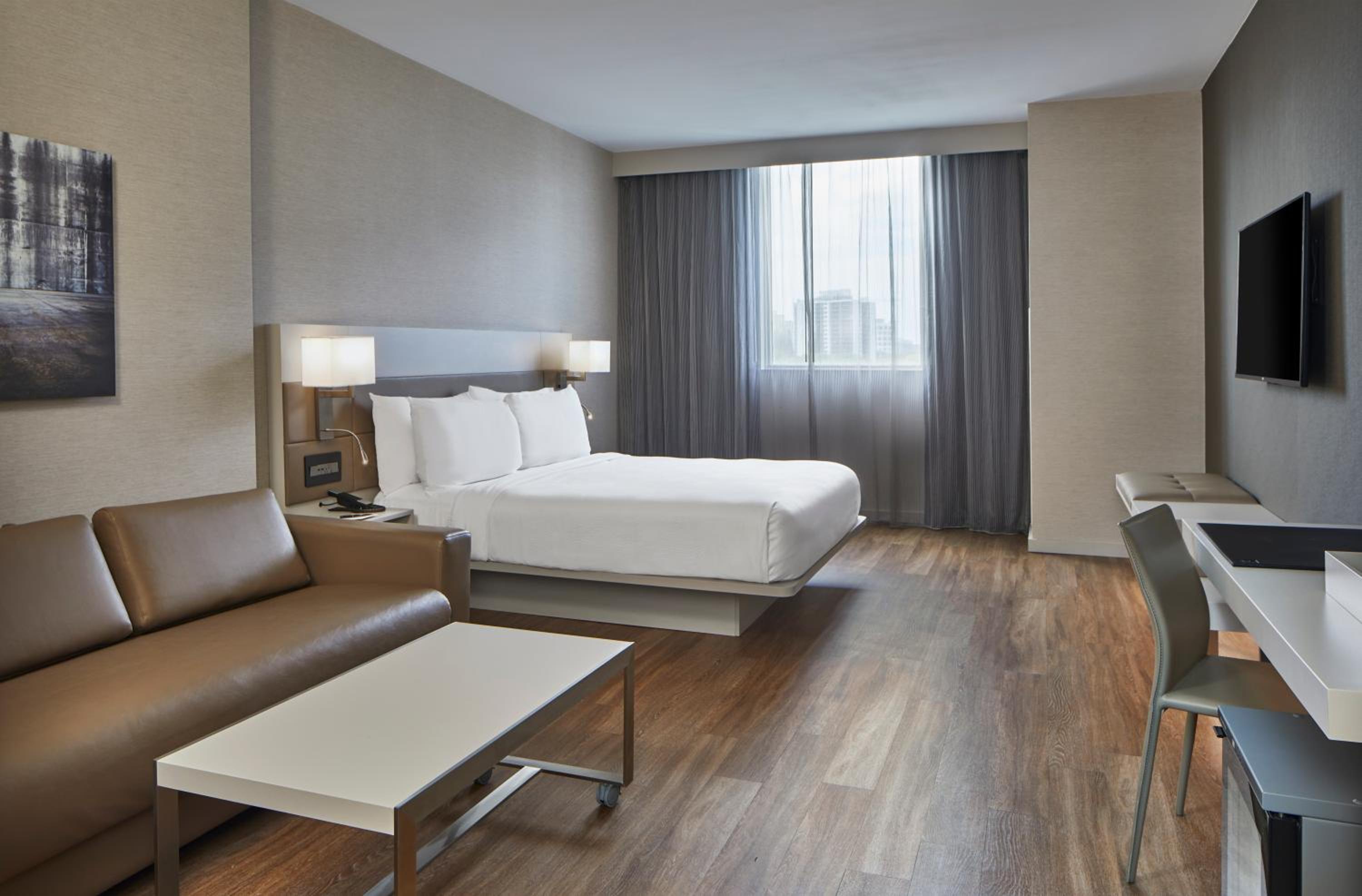 King Room with Sofa Bed and Adapted Tub - Mobility Accessible