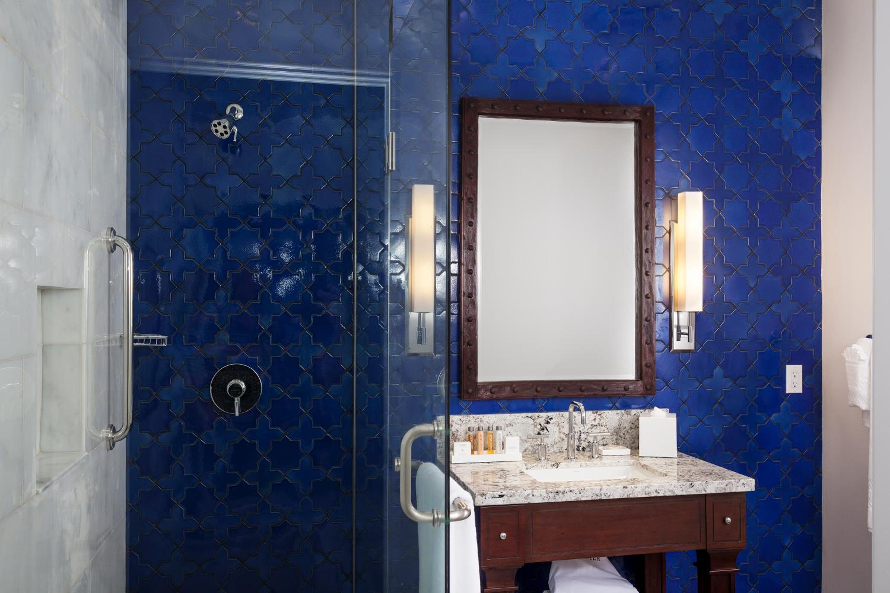 Classic Queen Room (No Resort Fees)