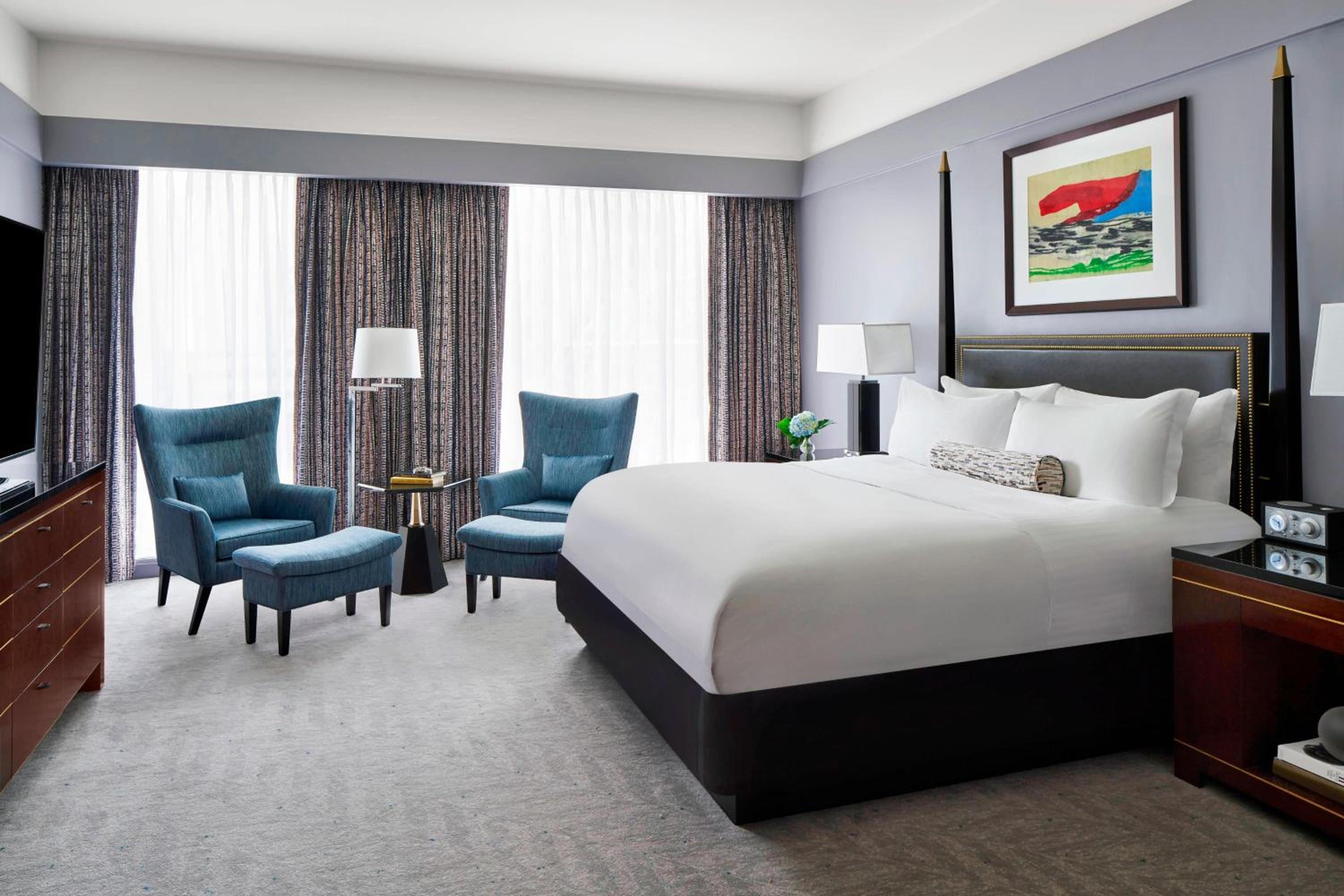 1 Bedroom Executive Suite, 1 King, Sofa bed, City view