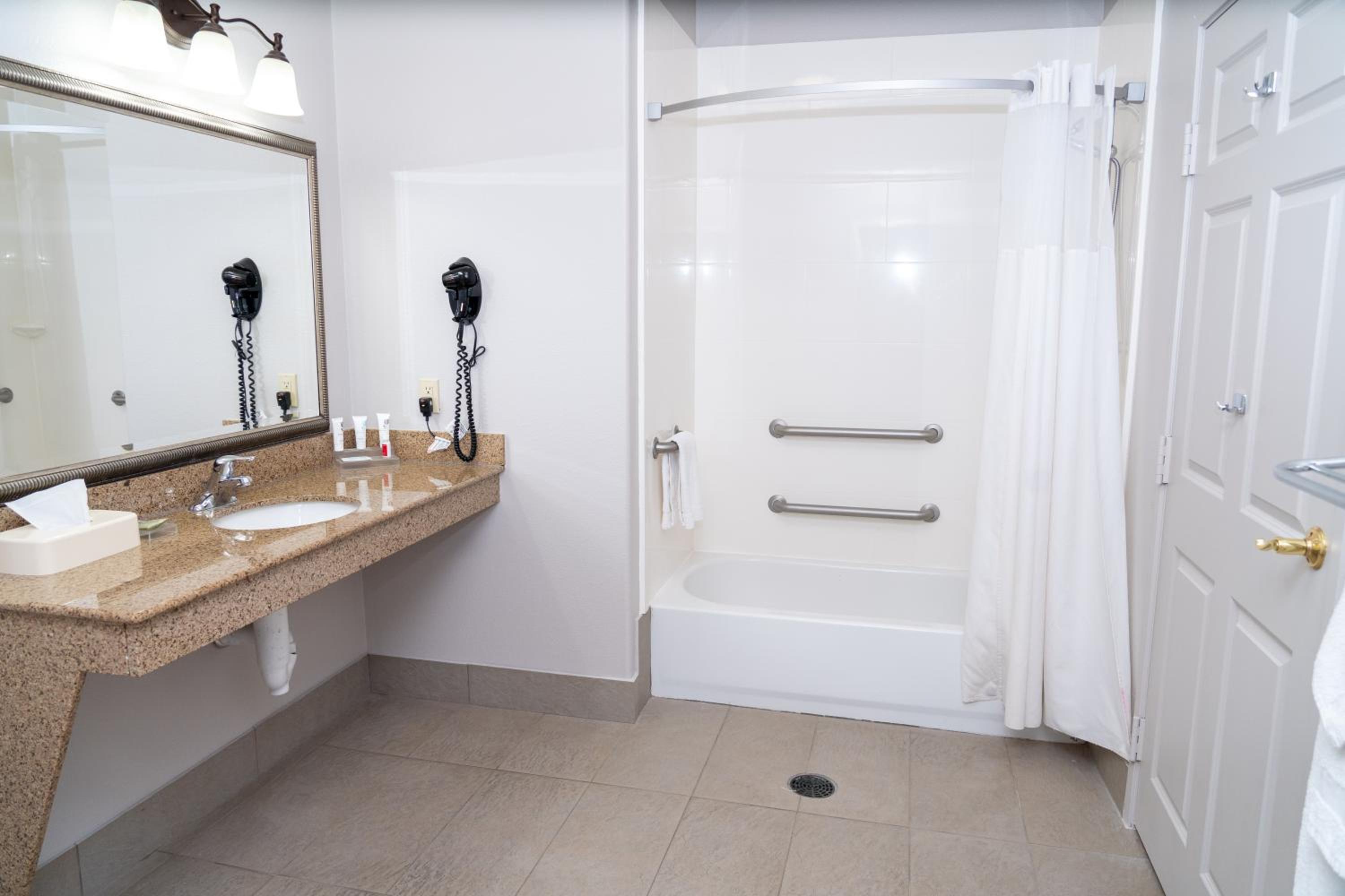 King Suite with Roll-In Shower - Disability Access/Non Smoking
