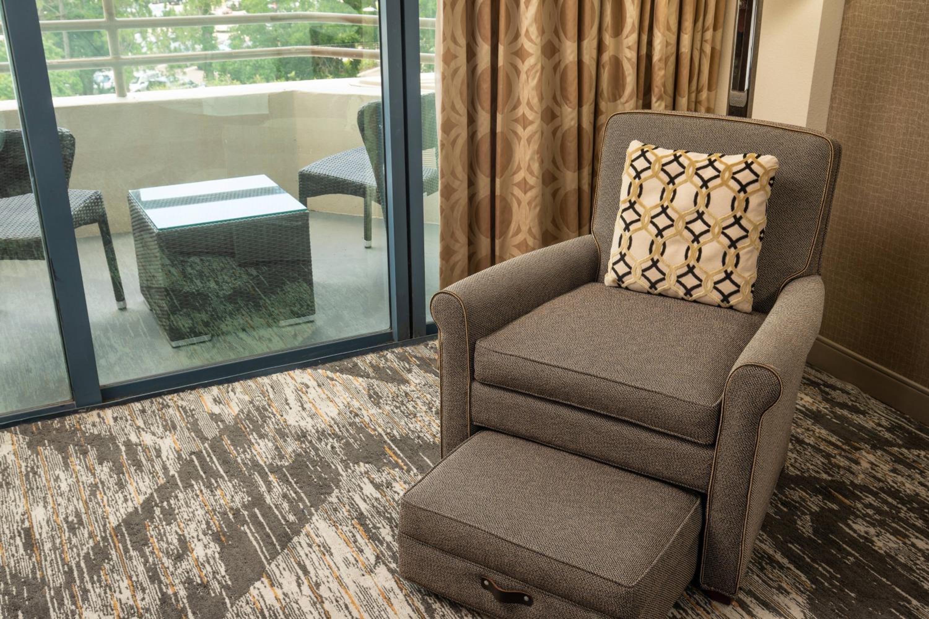 Club level, Guest room, 1 King, Balcony
