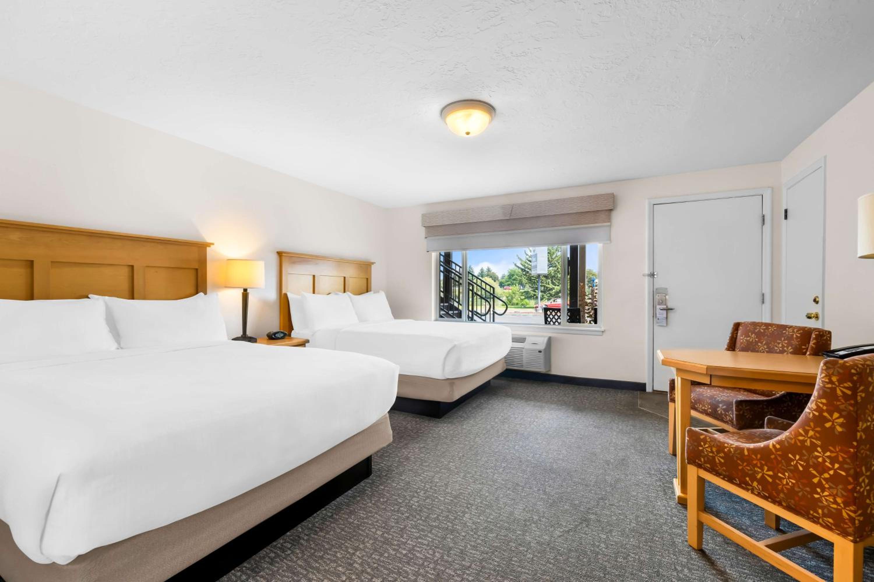 Queen Room with Two Queen Beds with River View - Non-smoking