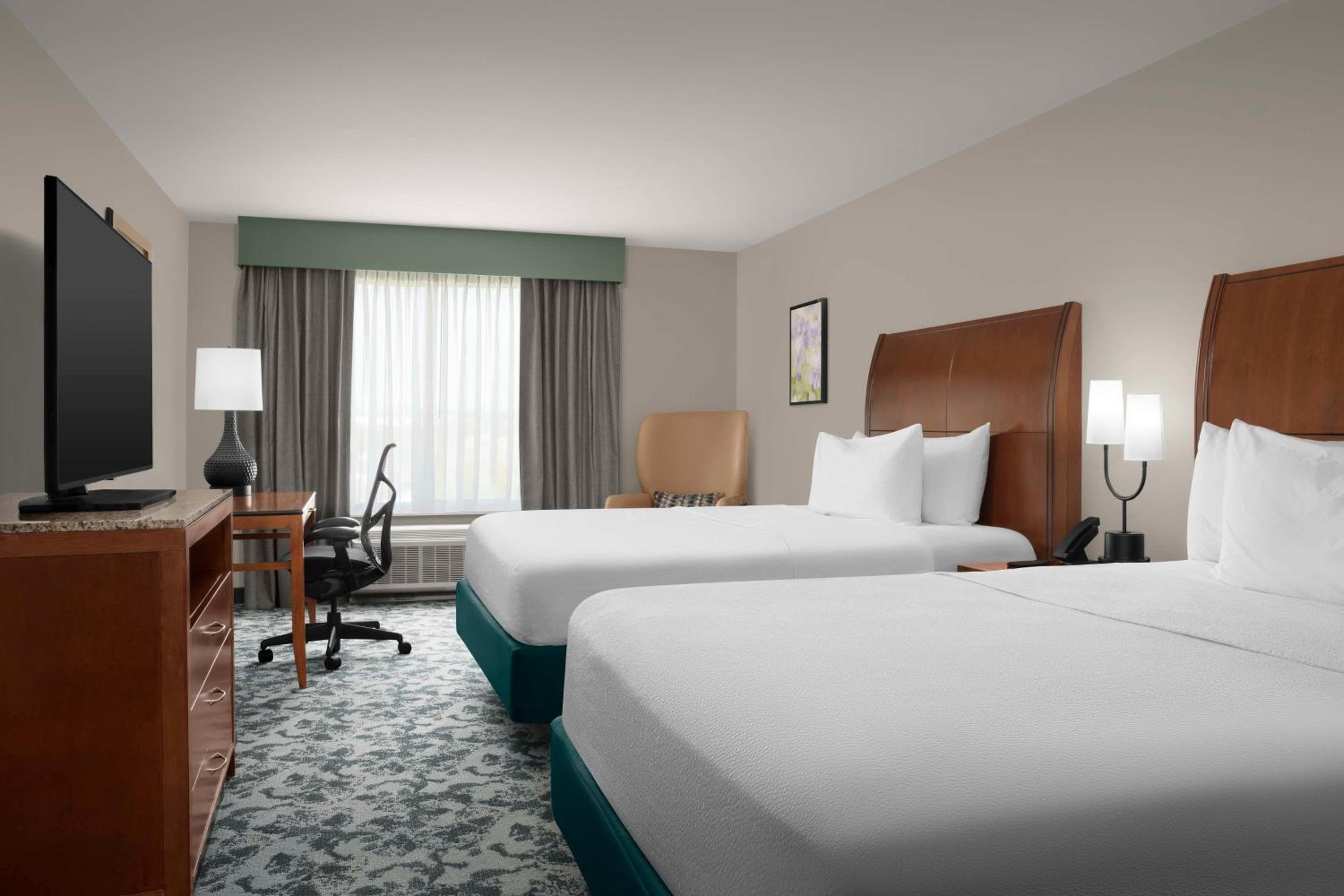 Queen Room with Two Queen Beds and Shower/Tub