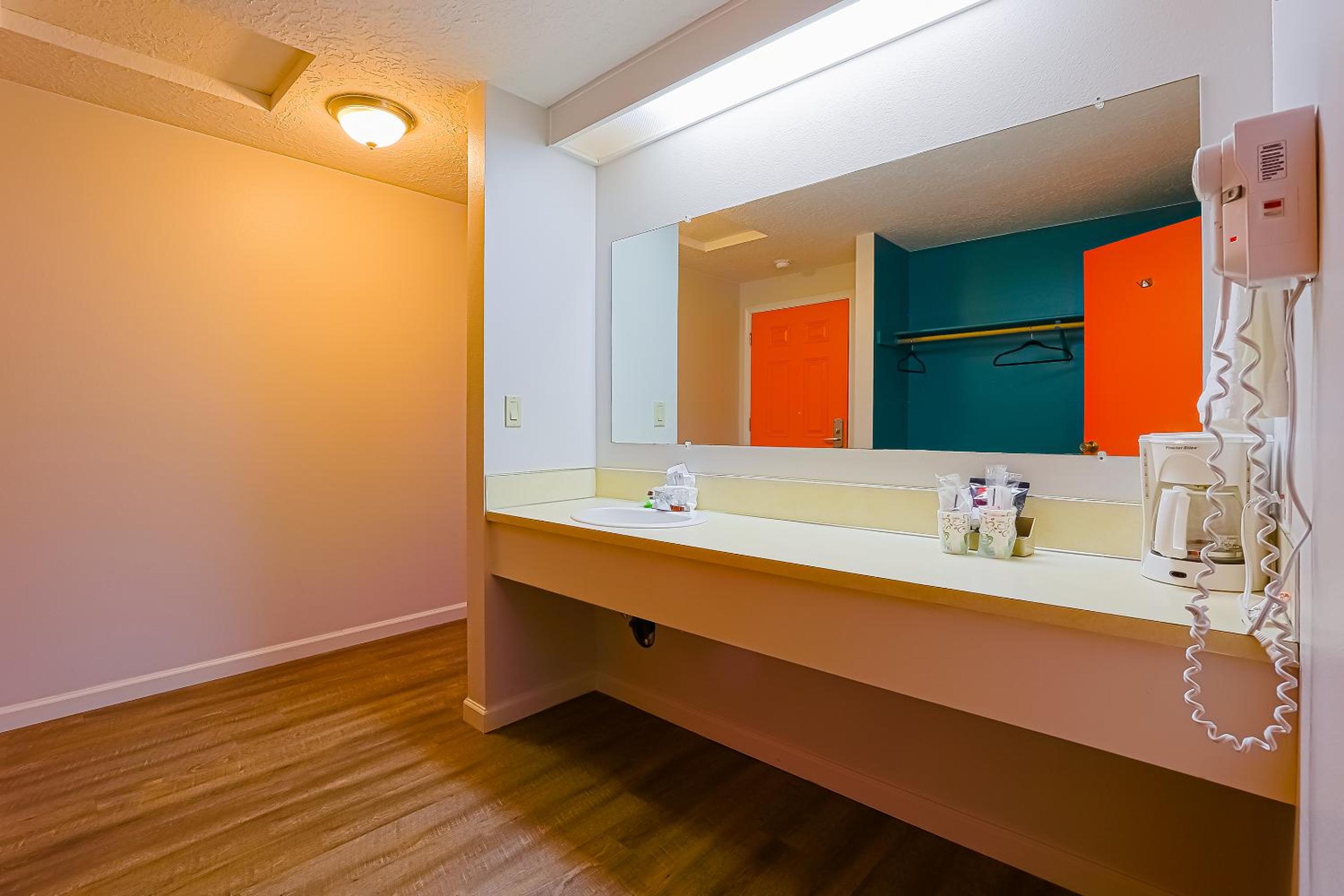 2 Queen Beds with River View