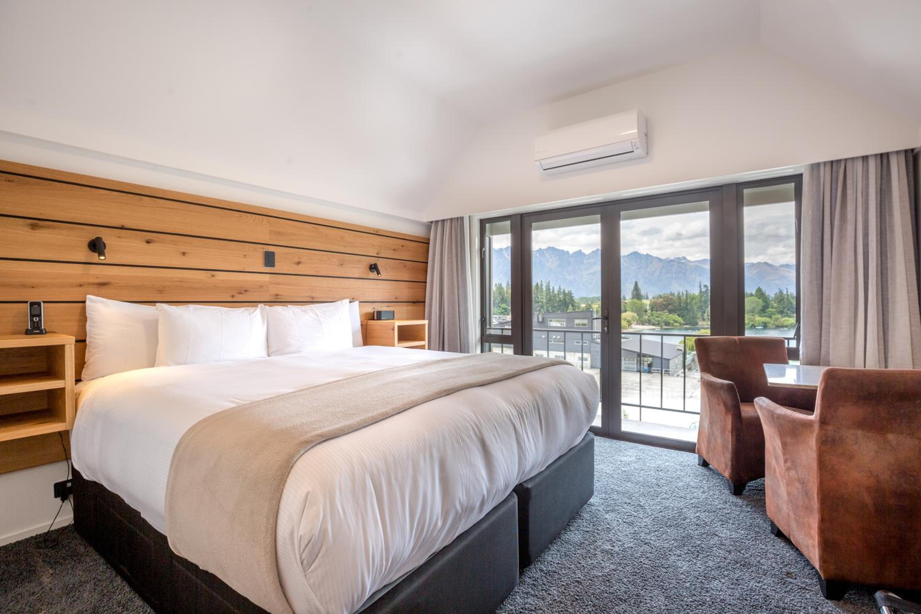 Lake View Studio with Balcony
