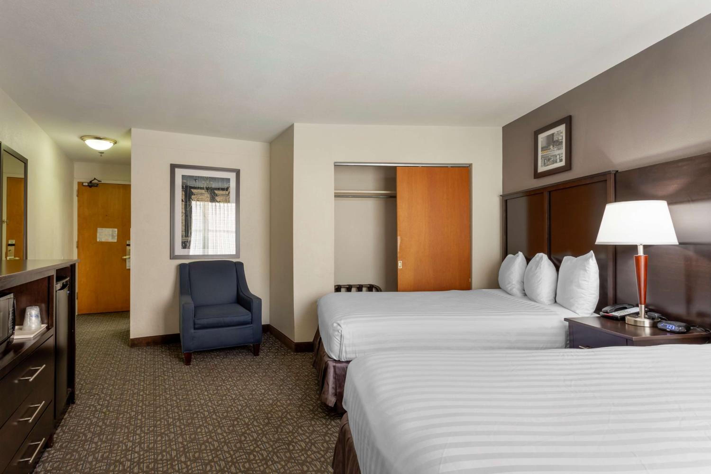 Double Room With Two Double Beds - Roll-In Shower