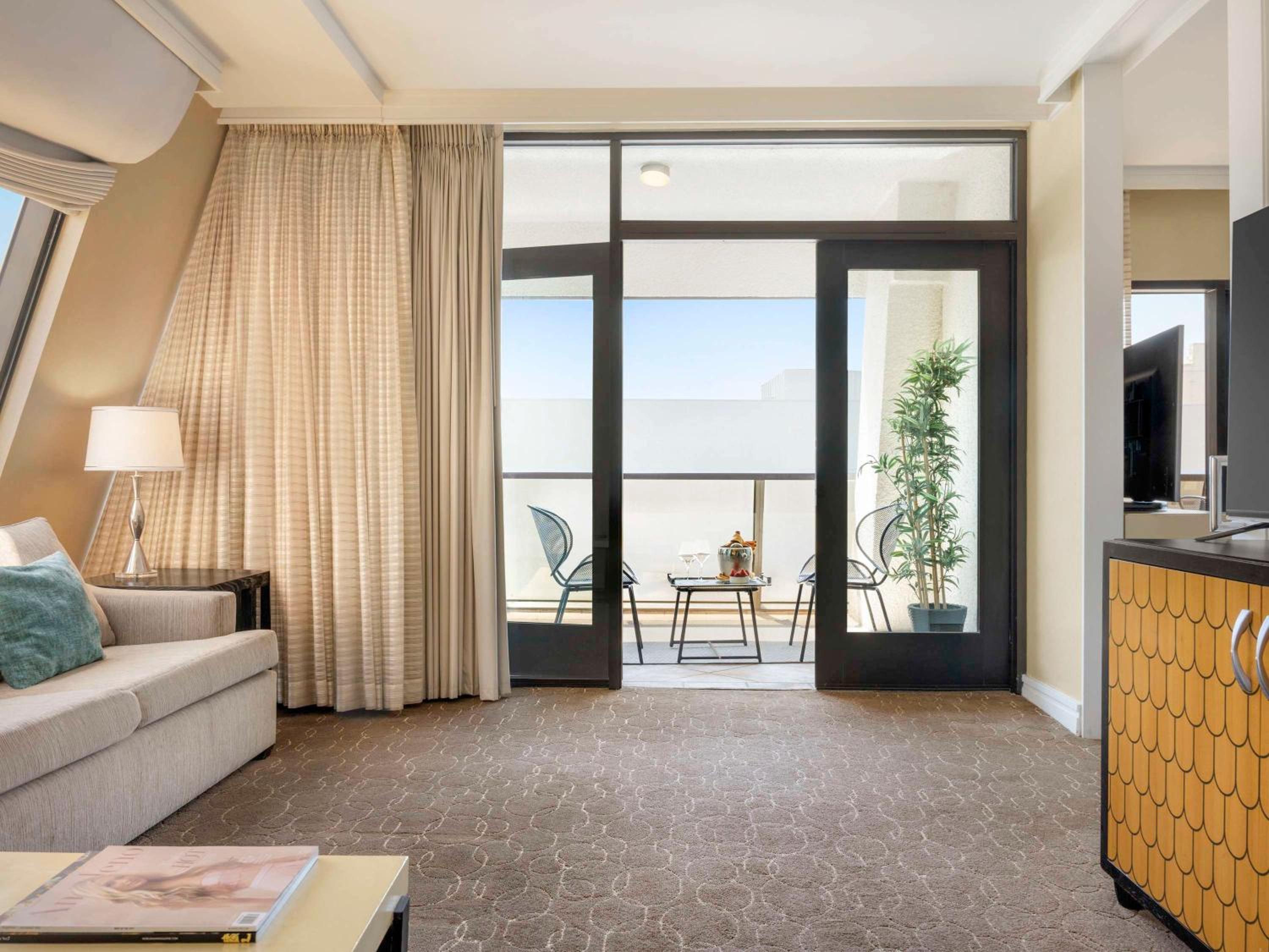 Beverly Suite, 1 king-size bed, Beverly Blvd View