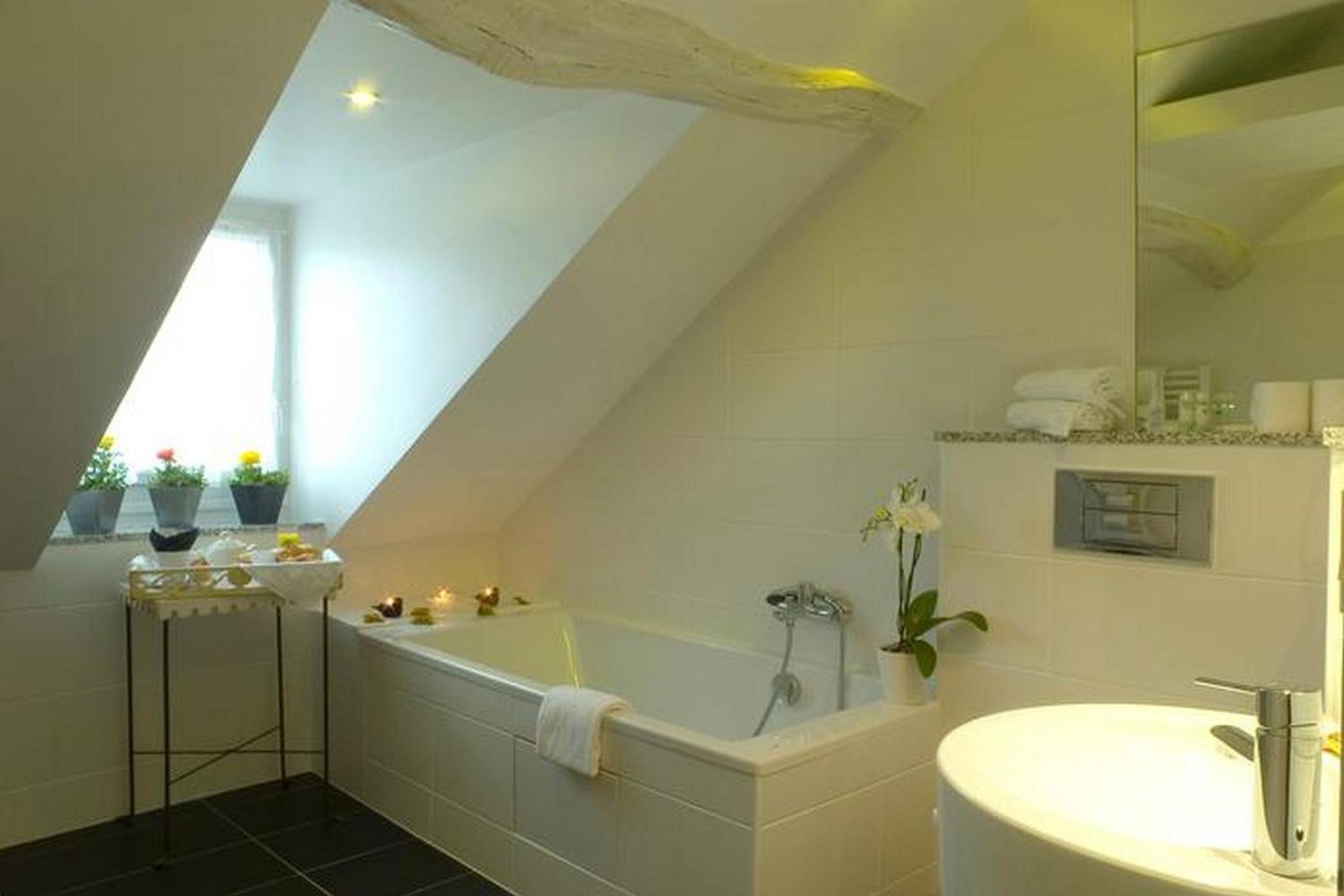 Charming Twin Room with Air-Conditioning