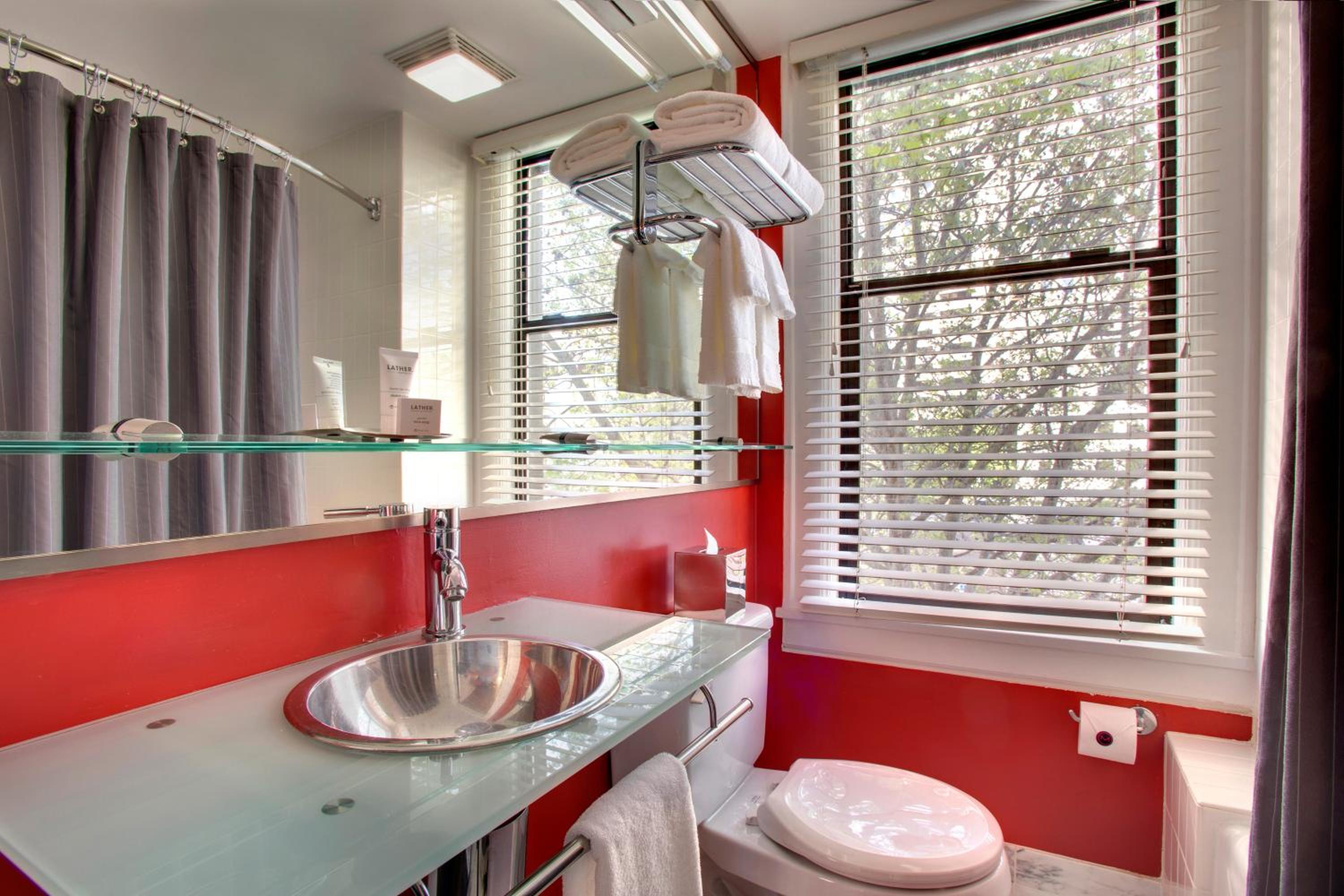 Max Studio King Room