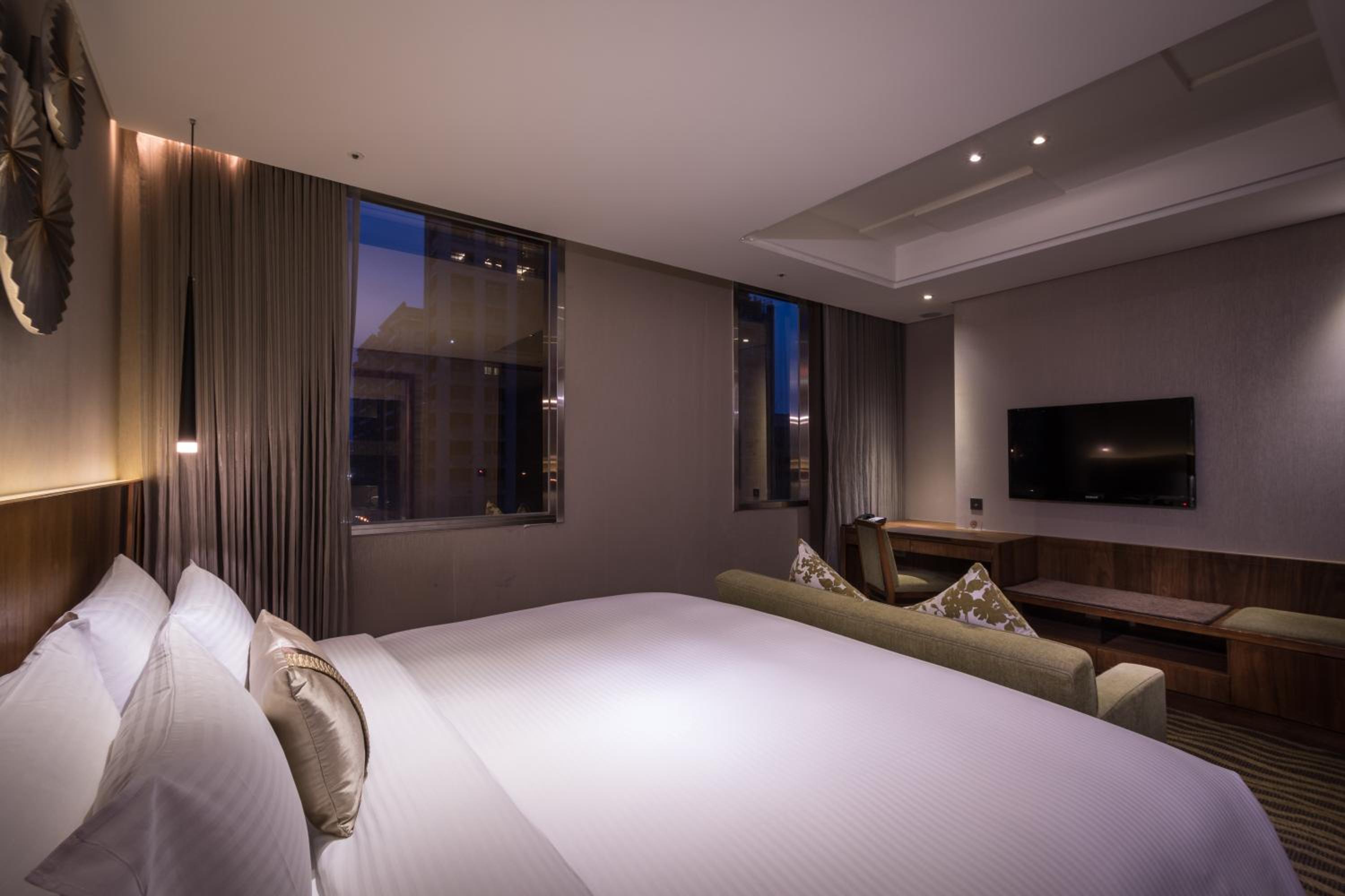 Business King Room with City View