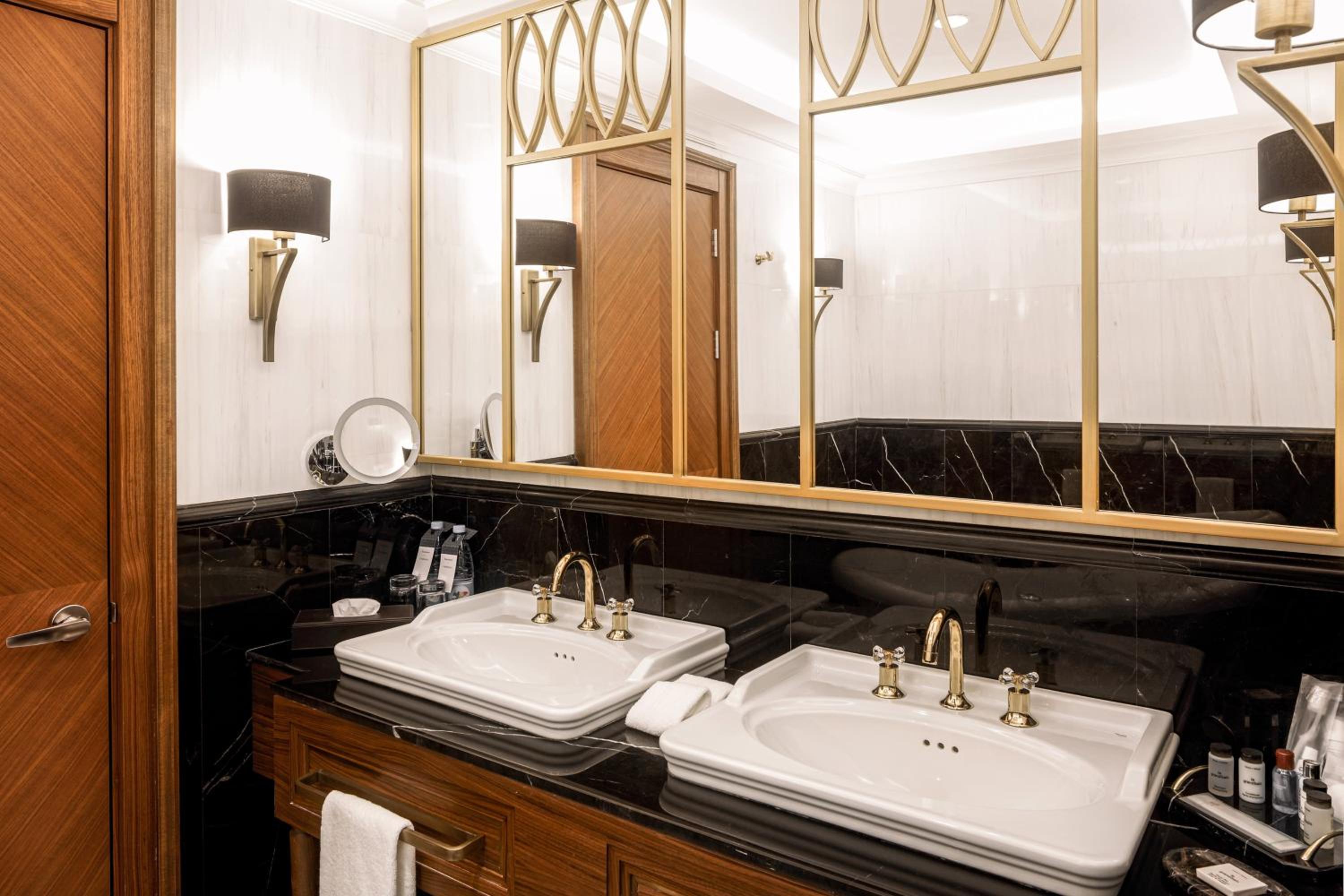 Junior Suite, 1 King, City view