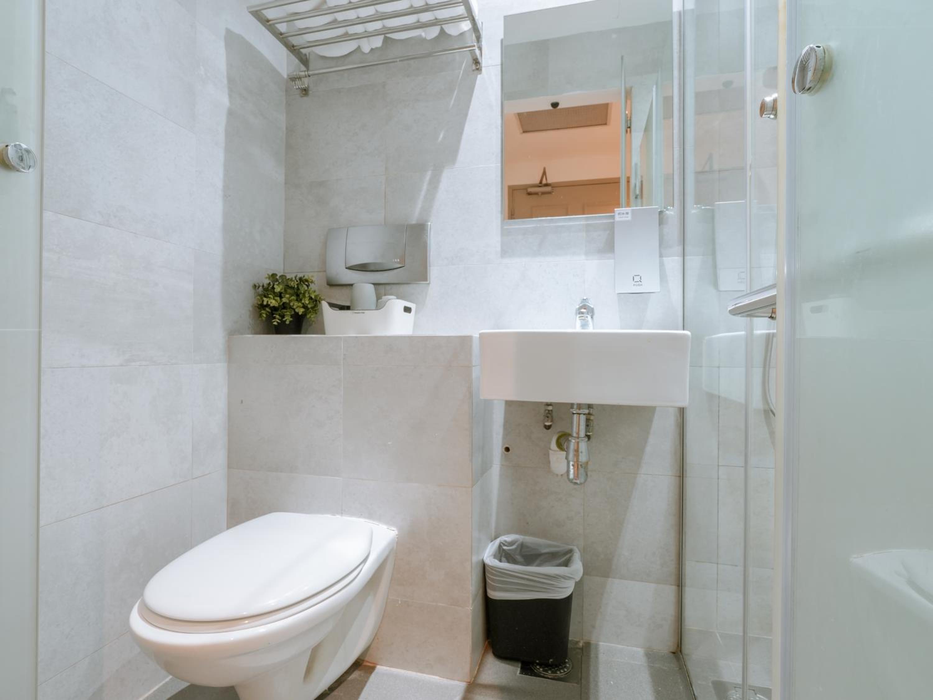 Deluxe Family, Window