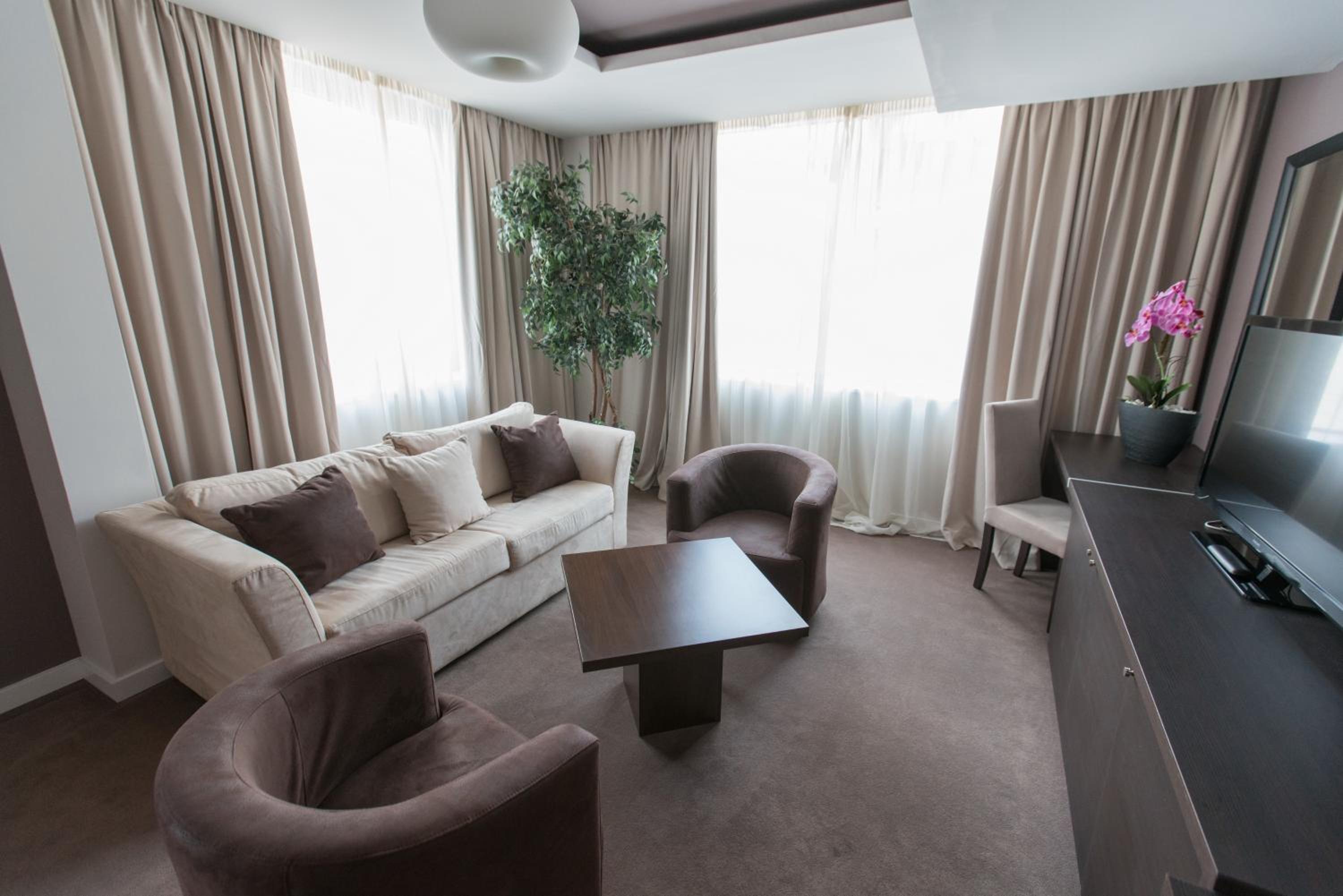 Family Room (2 Adults + 2 Children)