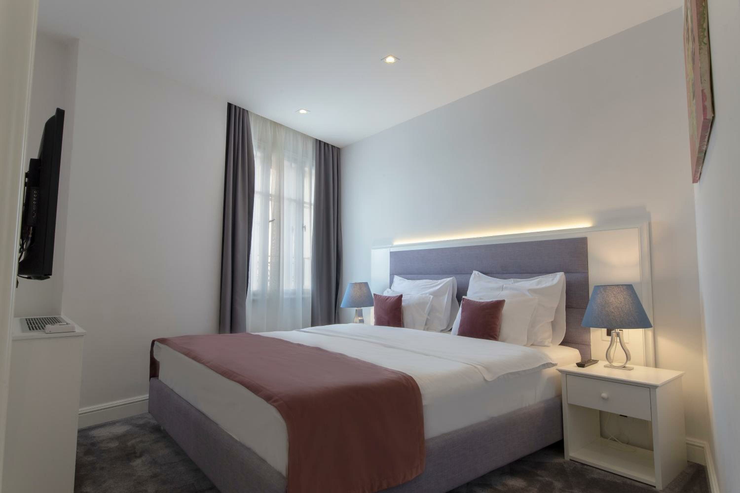 Two-Bedroom Apartment with Free Parking