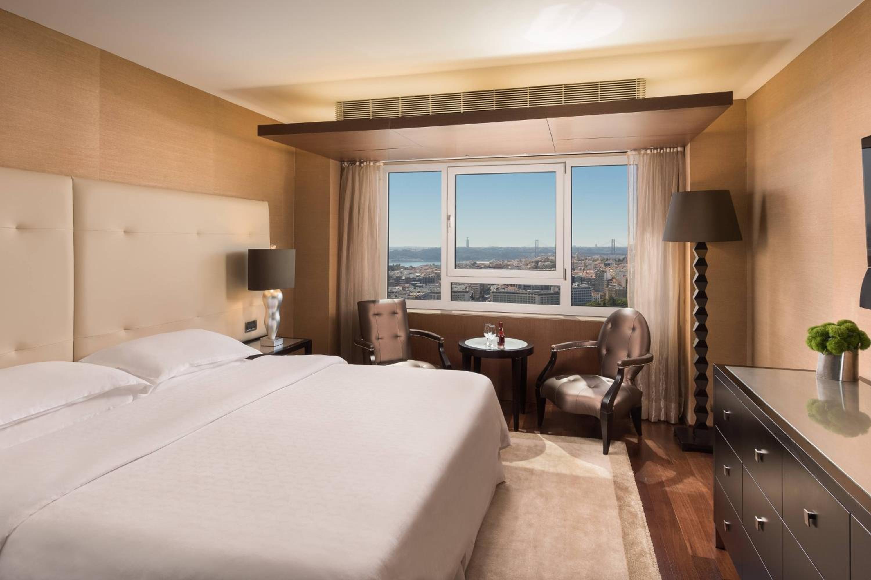 Executive Suite, Club lounge access, 1 Queen, Skyline view