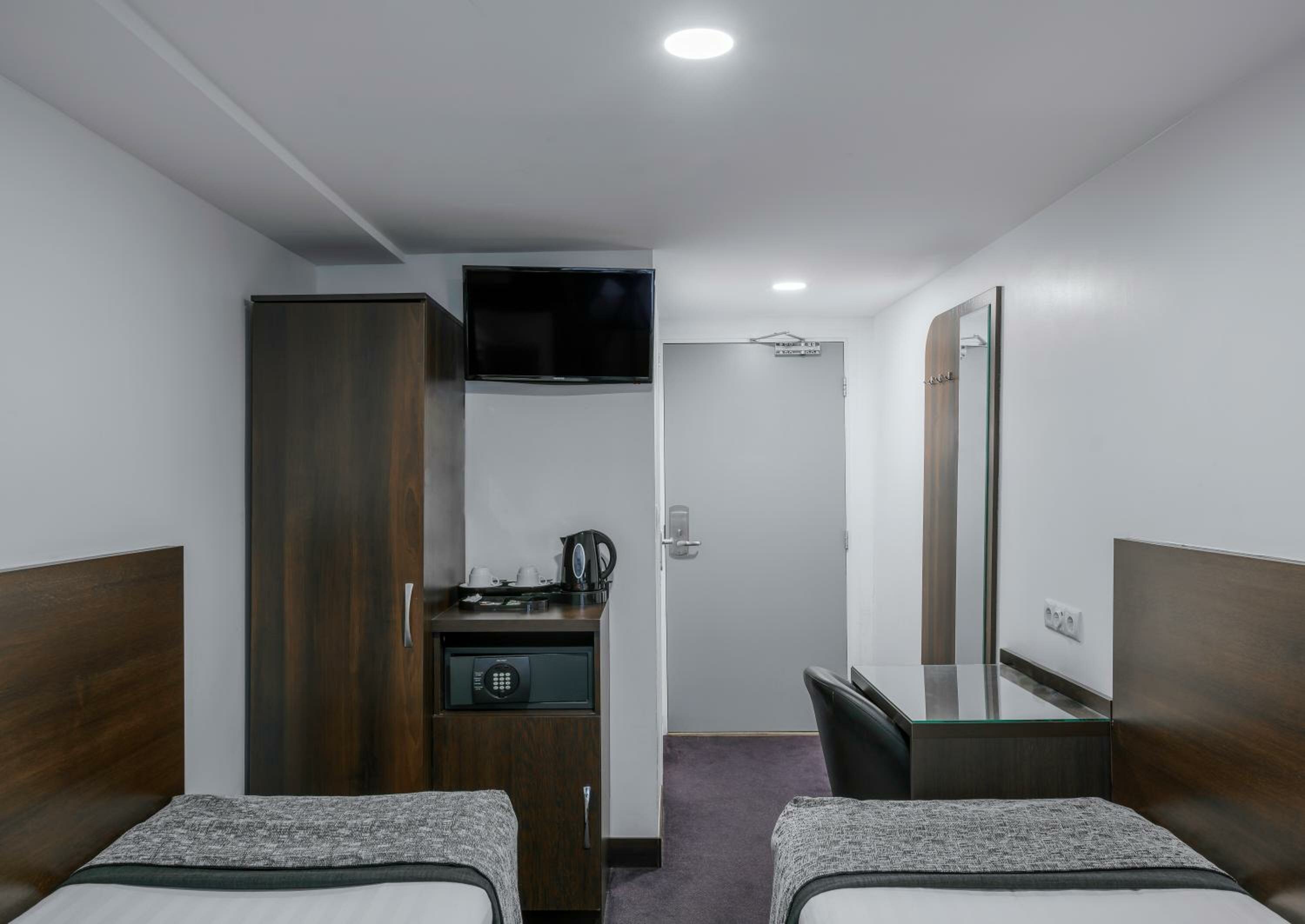 Basement Twin Room 