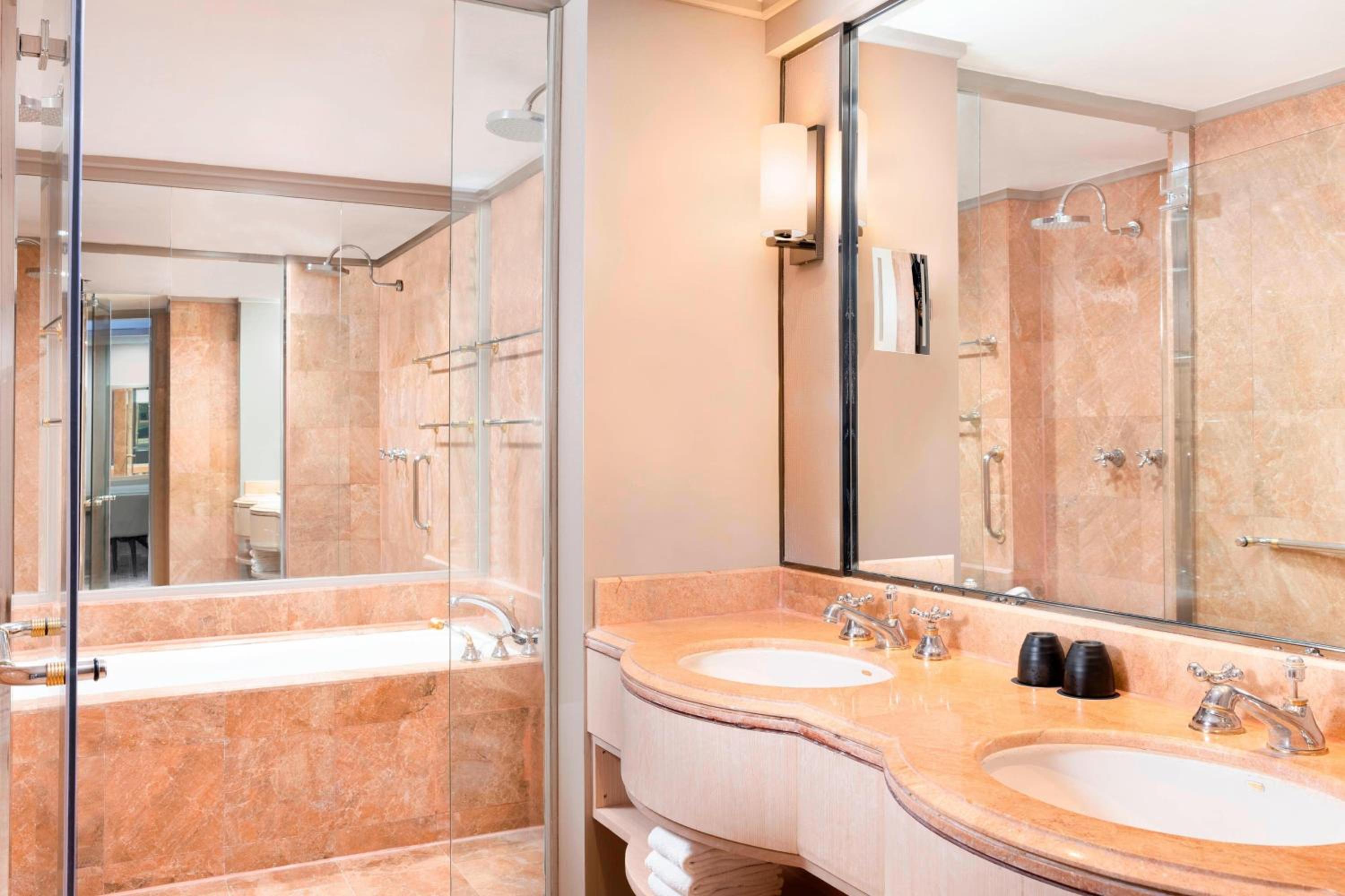 1 King Bed, City View, 1-Bedroom Suite