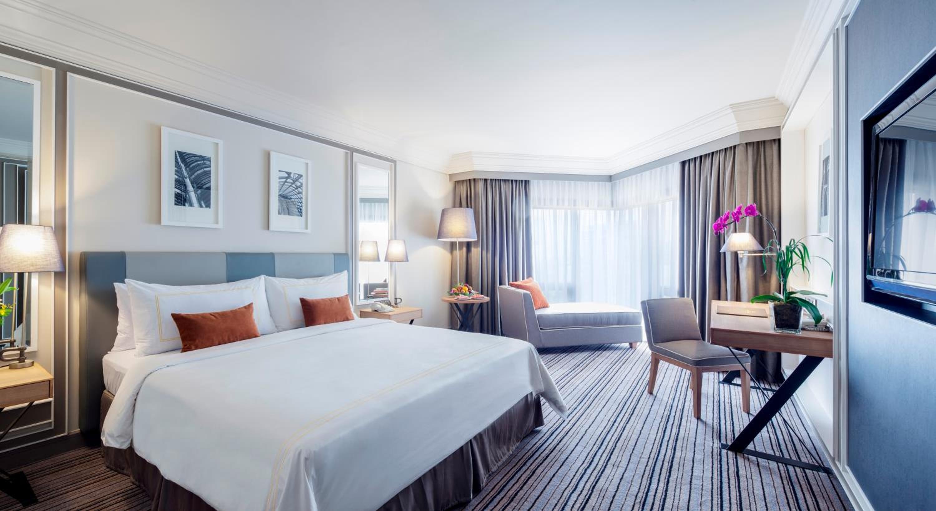 Club Room with One King Bed