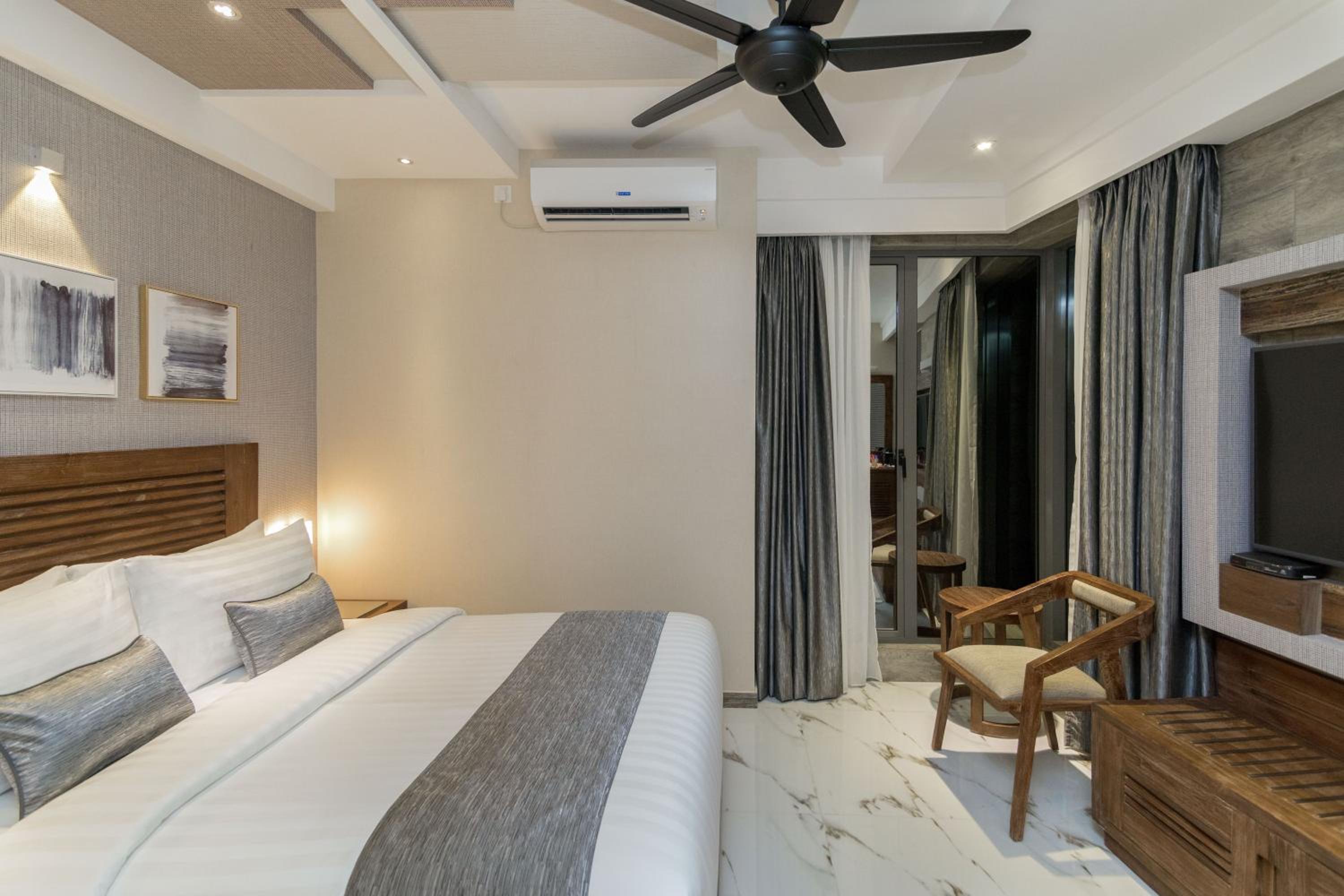 Executive Suite with Balcony (Free Return Airport Transfer)