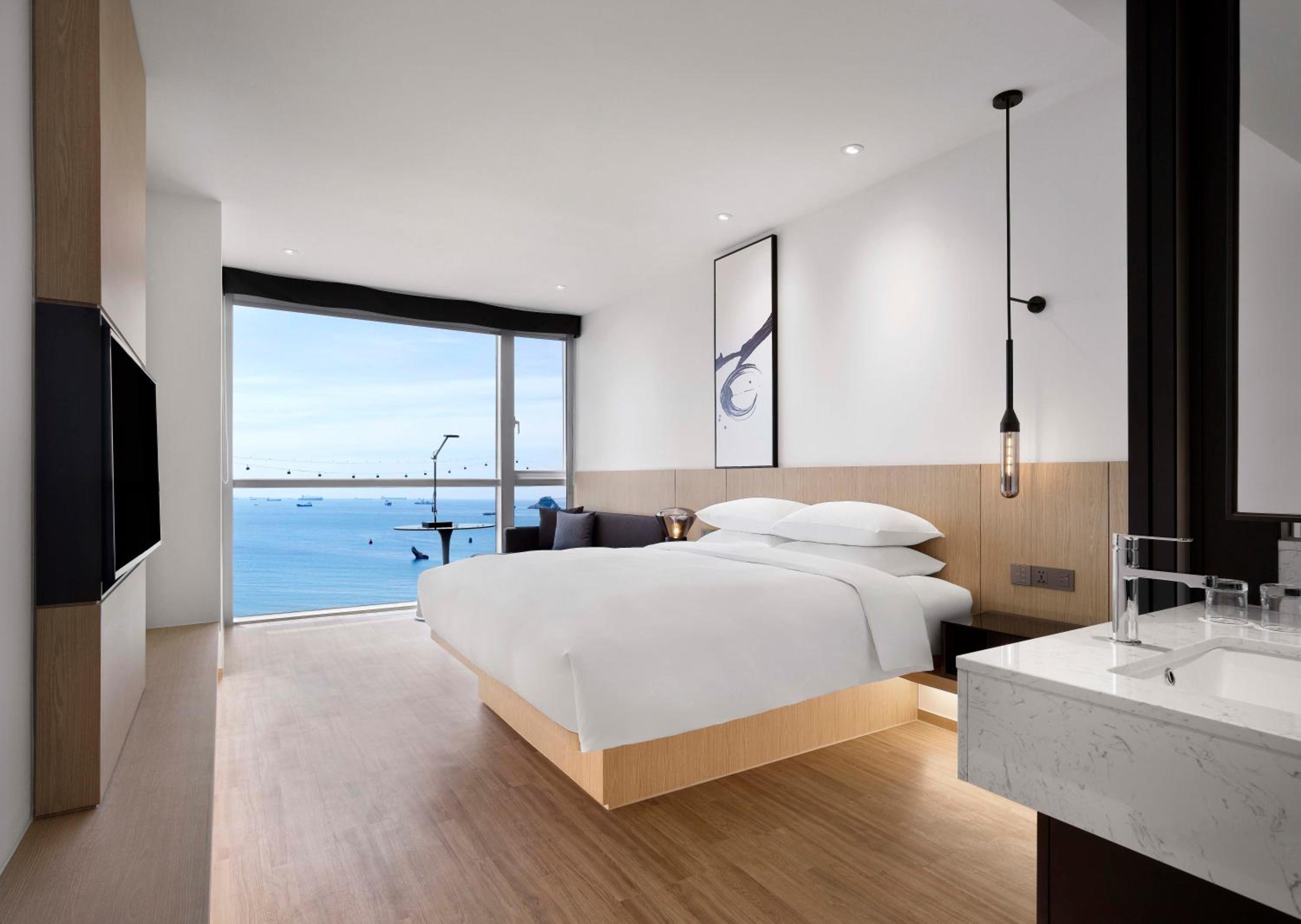 Deluxe Guest Room - High Floor, 1 King Bed, Sea view