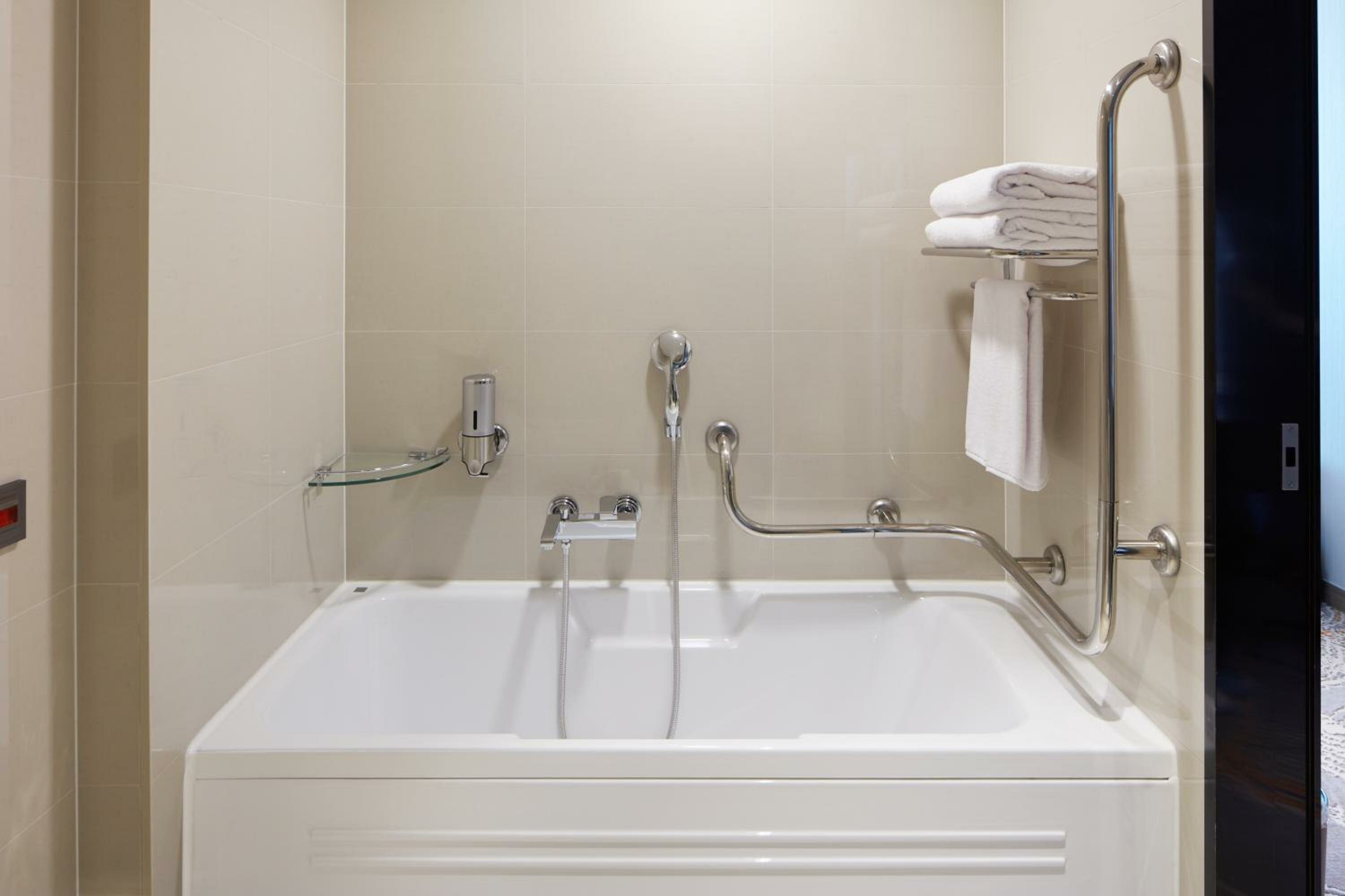 Standard Queen Room - Accessible with Free Breakfast