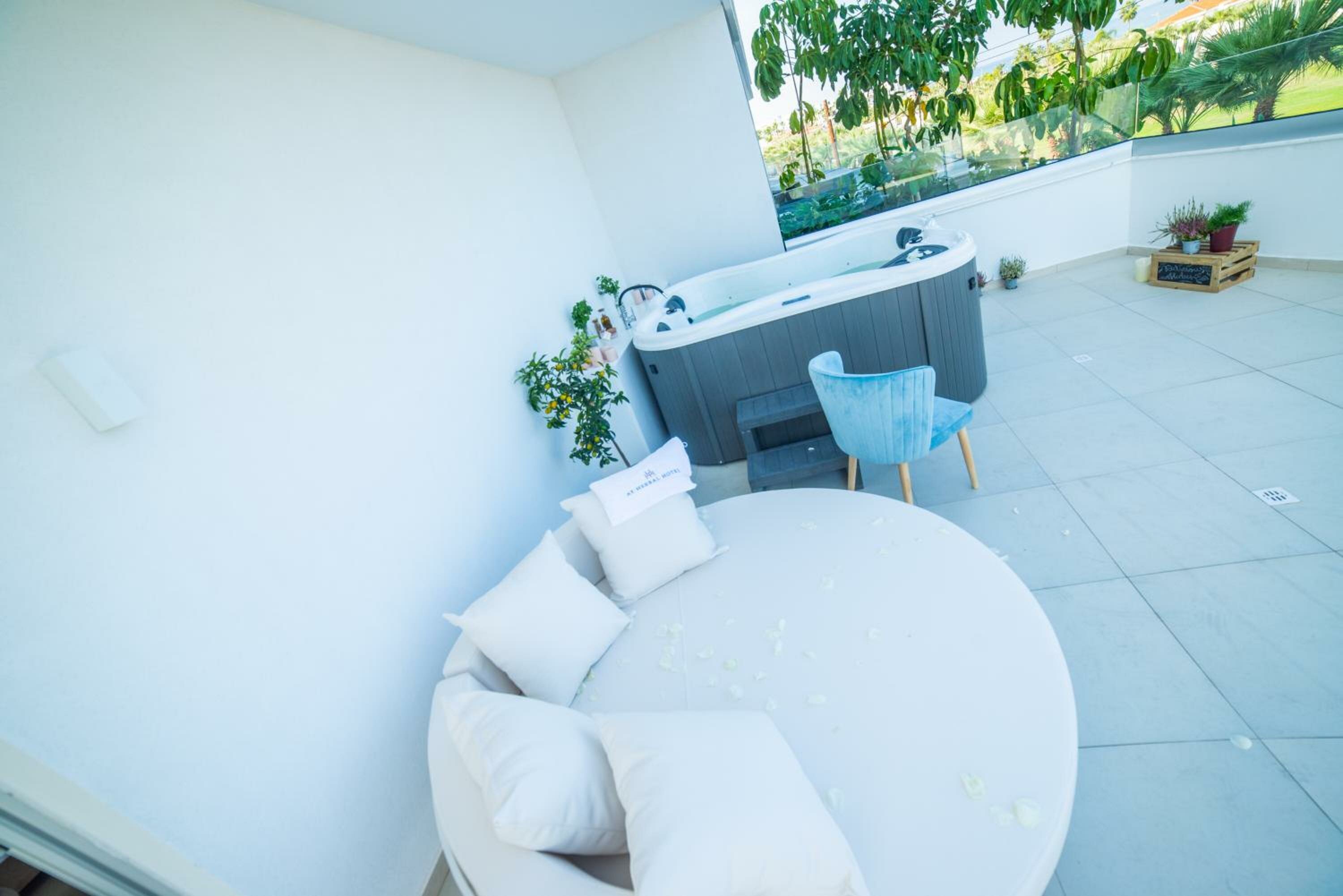 Junior Sea View Suite with Jacuzzi