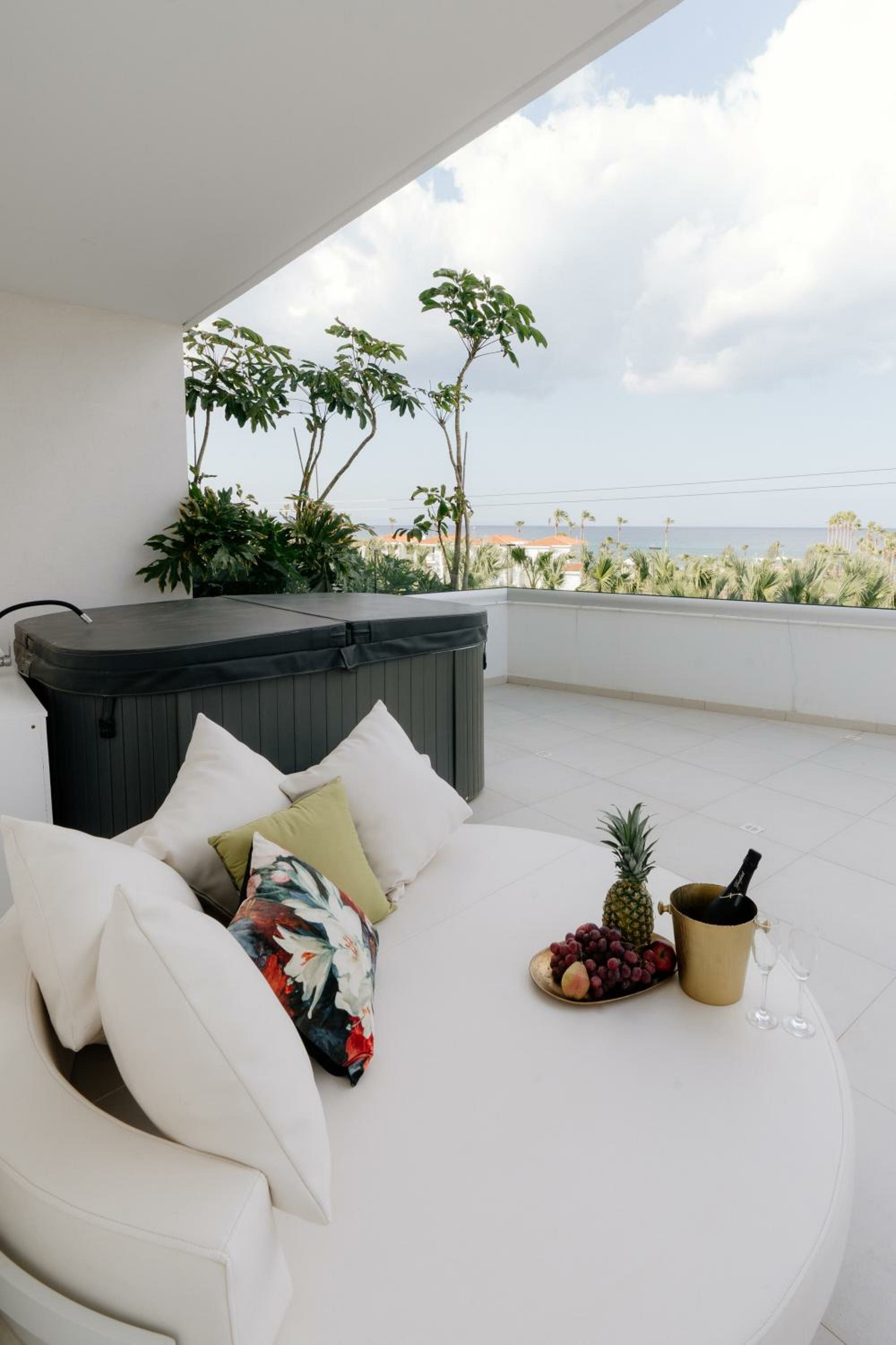 Junior Sea View Suite with Jacuzzi