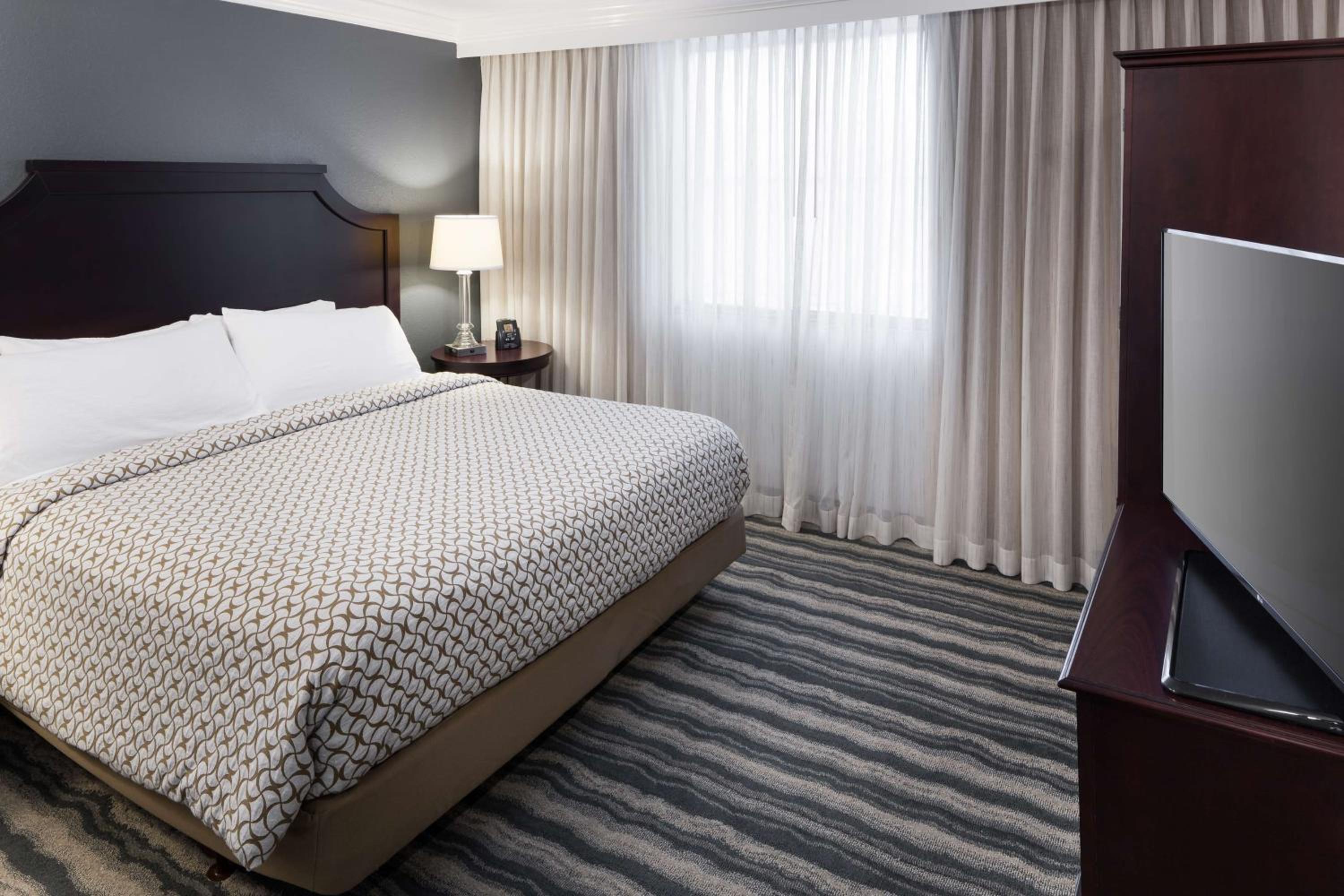 King Suite with Bath Tub - Disability/Hearing Access - Non-Smoking