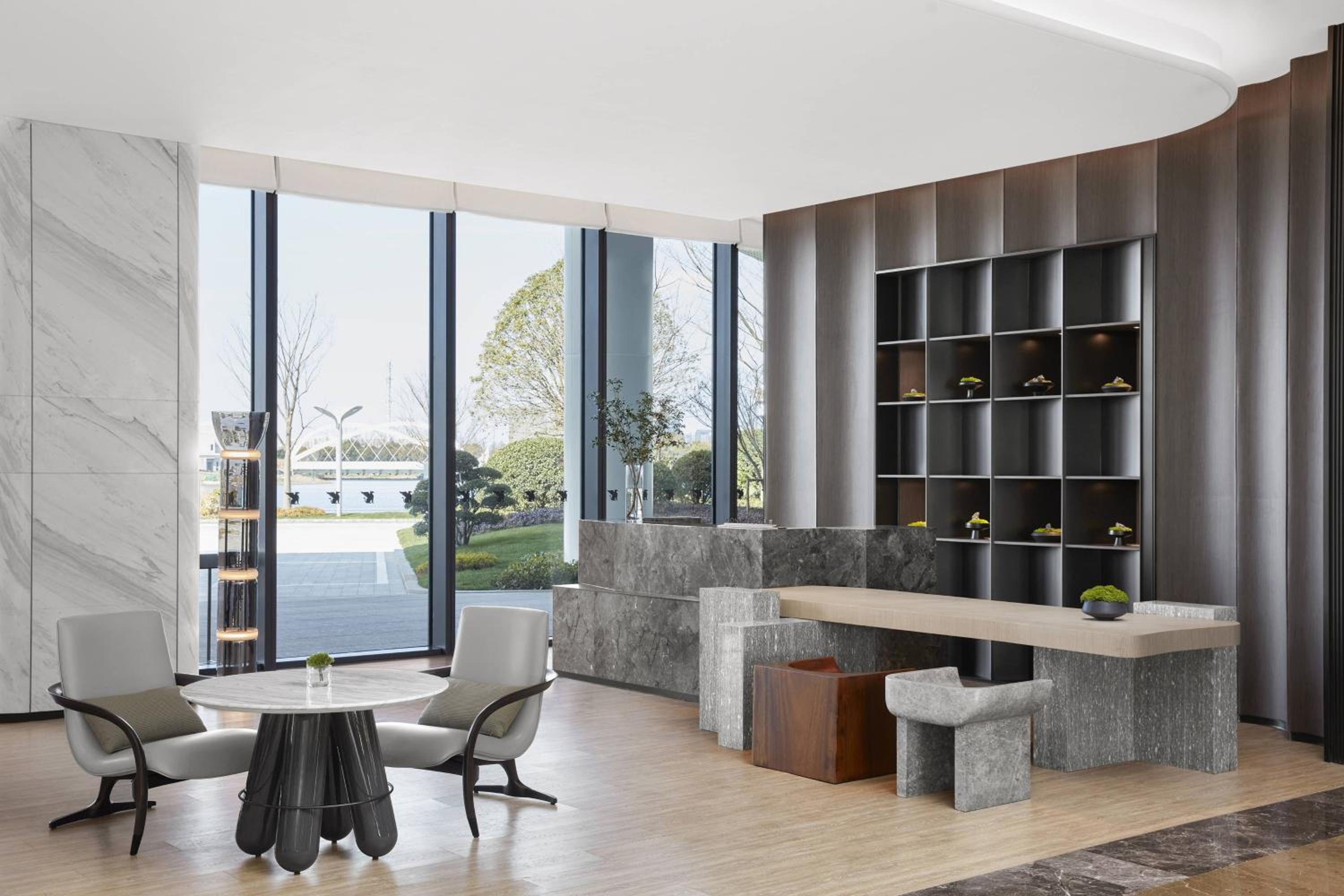 Executive lounge access Suite with 1 King, Lake view Balcony