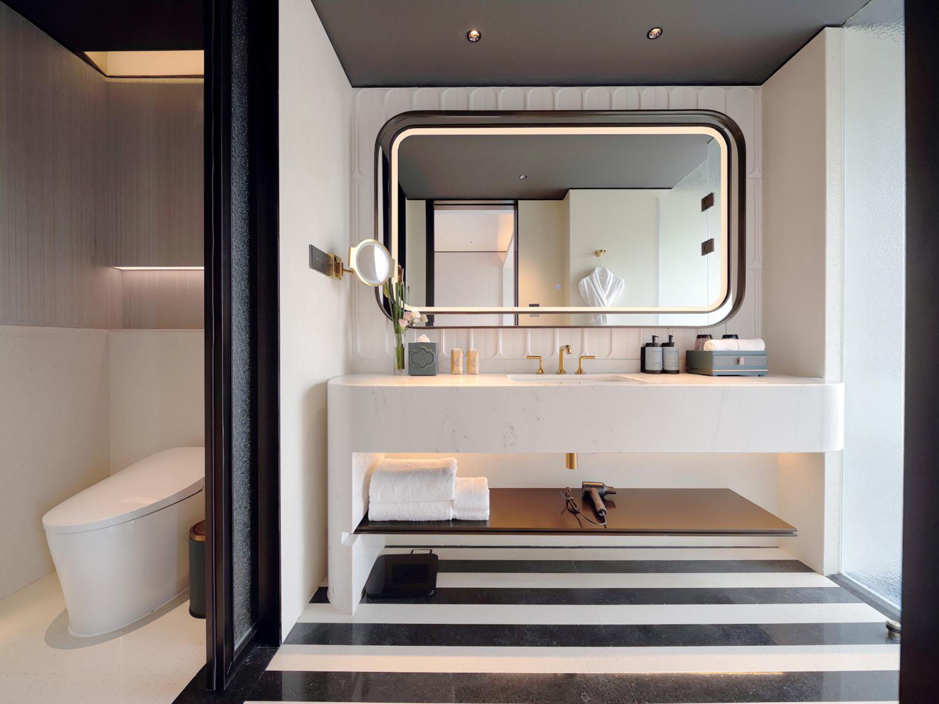 Luxury King Room with City View