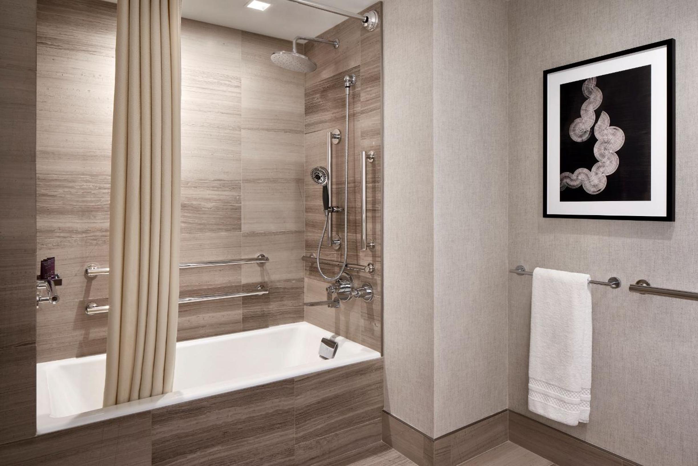 Deluxe King Room with City View and Adapted Tub - Mobility Accessible