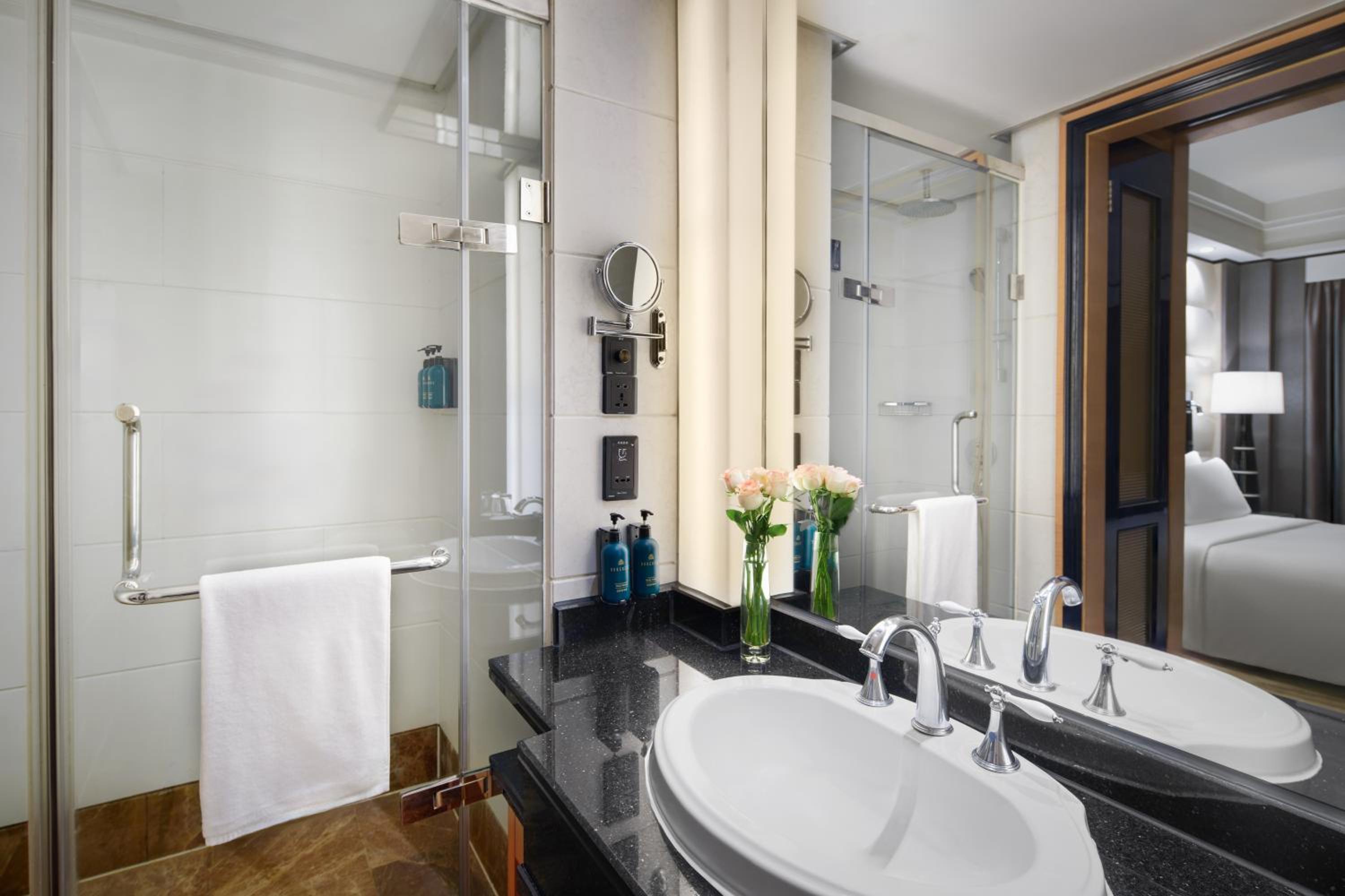 One-Bedroom Suite Lounge Access