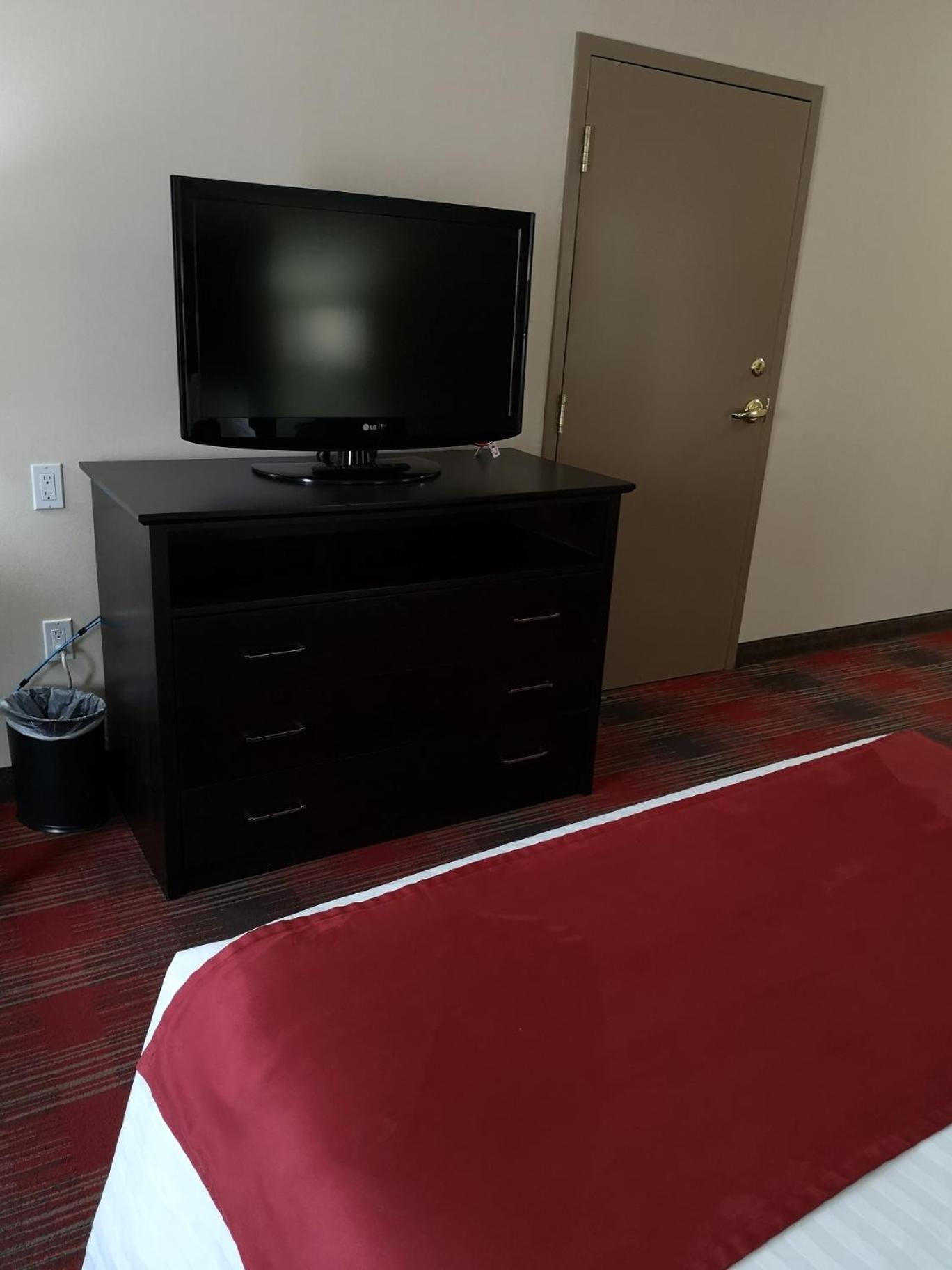 Queen Room with Roll-In Shower - Mobility Accessible/Non-Smoking