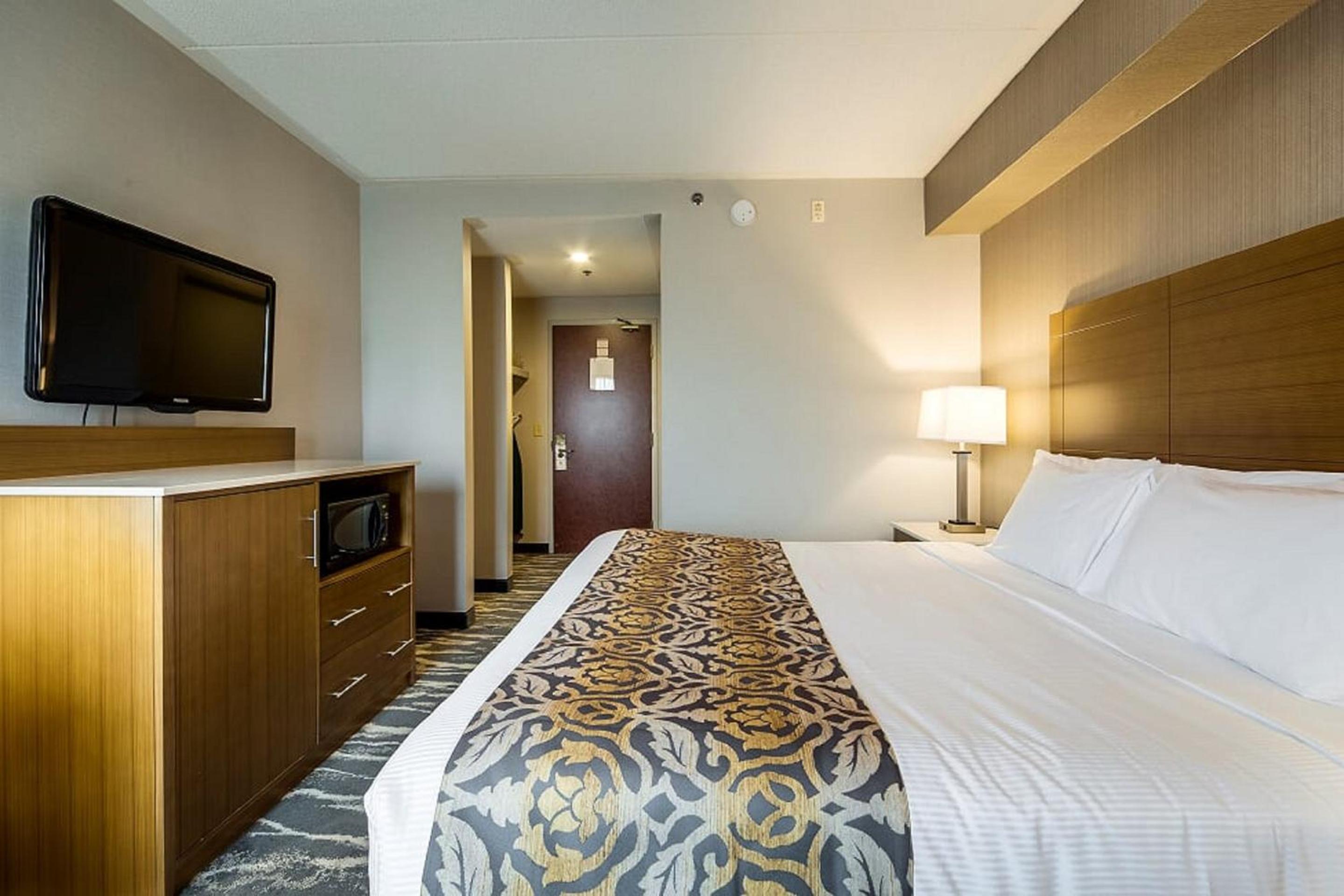 Standard Room with 1 Queen Bed