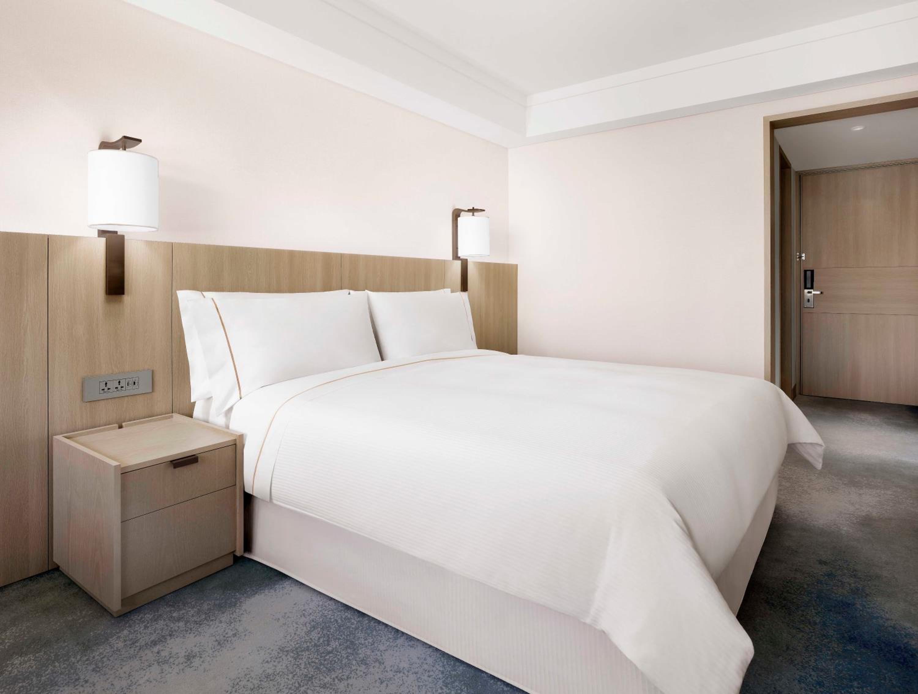 Low Floor Beach King, Deluxe 1 King, Partial sea view, Low floor