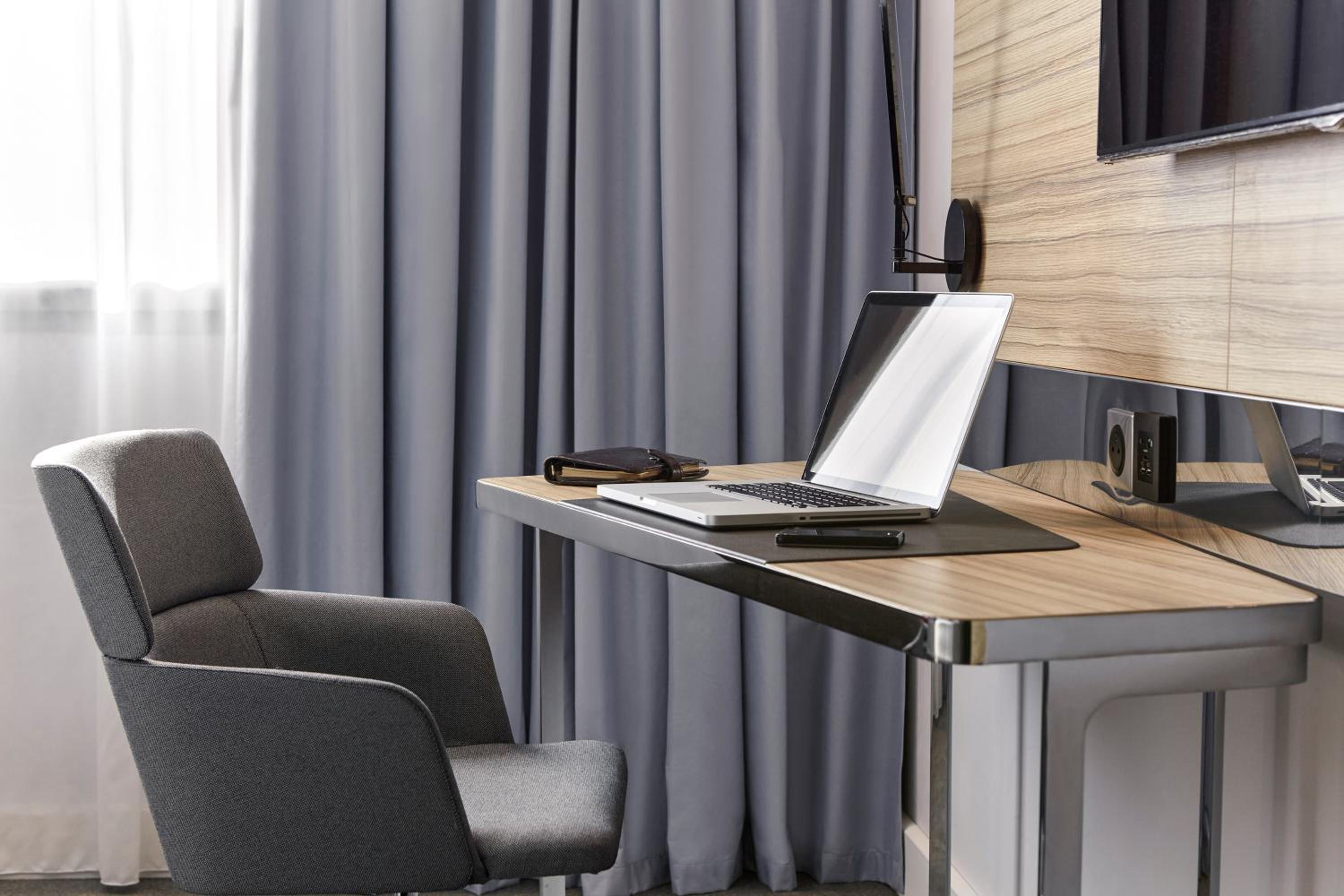 Executive Room with 1 Queen Bed and Sofa