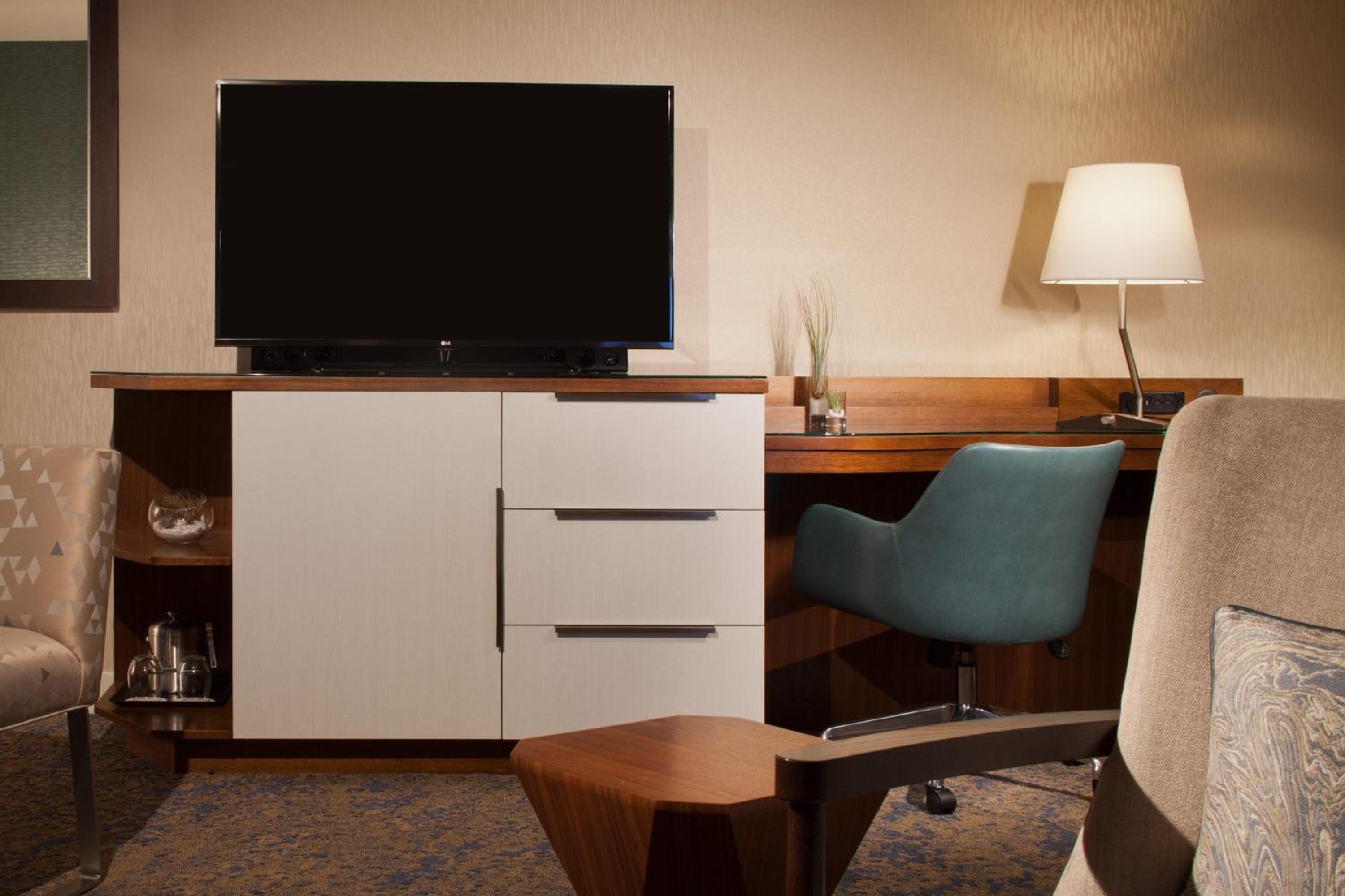 1 King Bed, Deluxe Guest Room