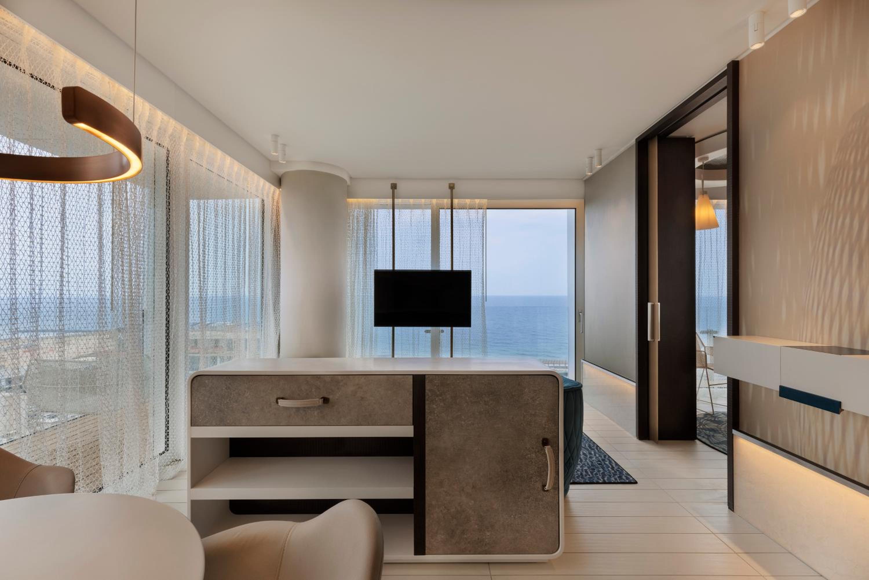 Deluxe Suite with Sea View