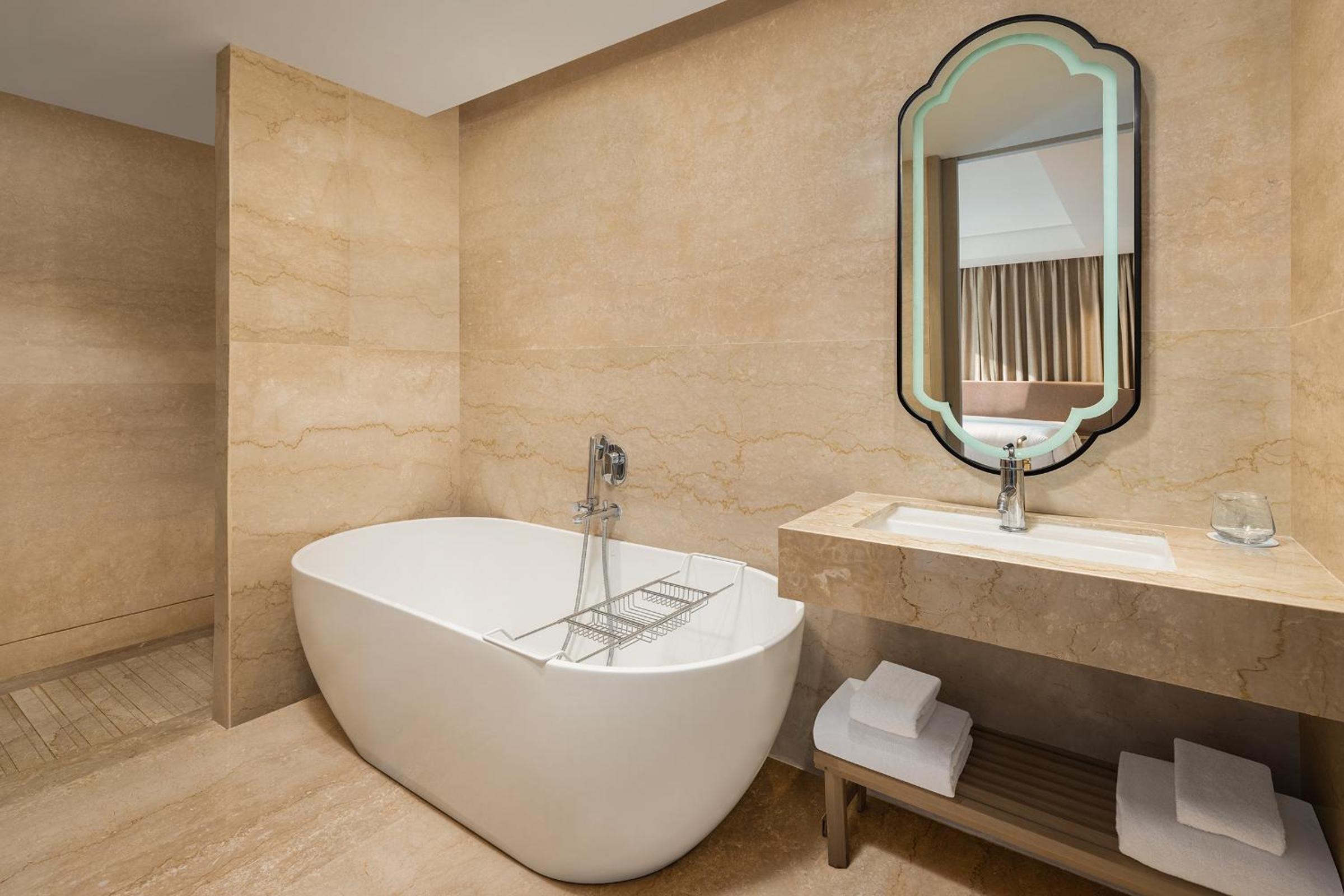 Junior Suite, Club Lounge Access, Cocktail Hours from 6PM- 8PM, 1-way Airport Transfer, 1 King Bed