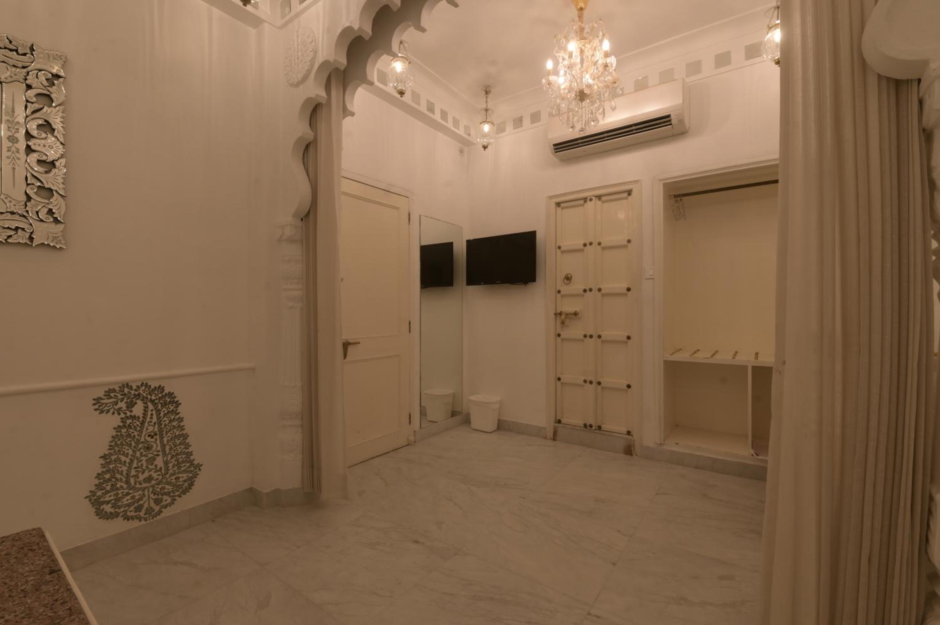 Standard Room Non Lake Facing :  Avail 15% Discount on all restaurant bills,50% Discount on any spa services (Valid for stay till 30th September 2025)