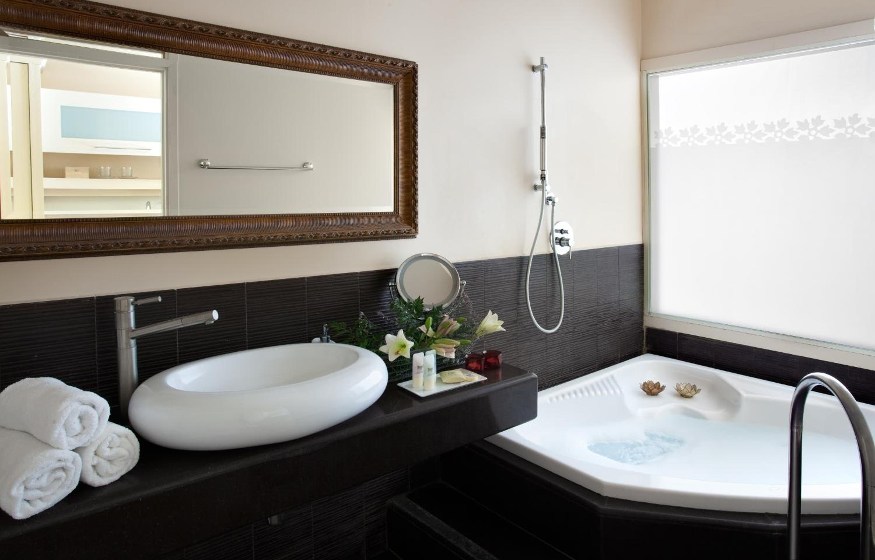 Jacuzzi Deluxe Room with Balcony